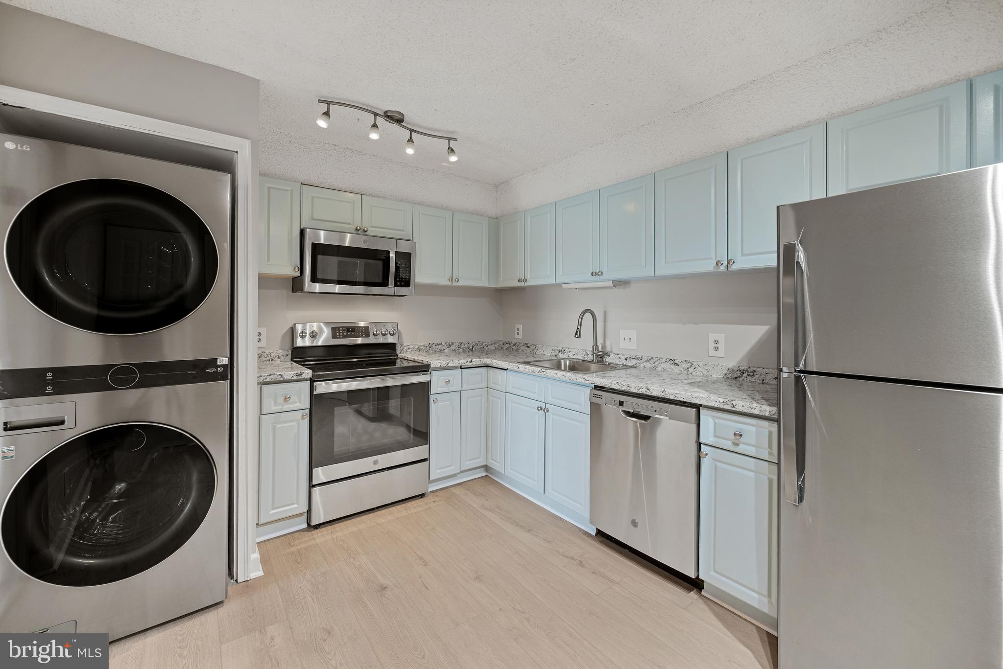 LAKESIDE PLAZA - Residential Lease