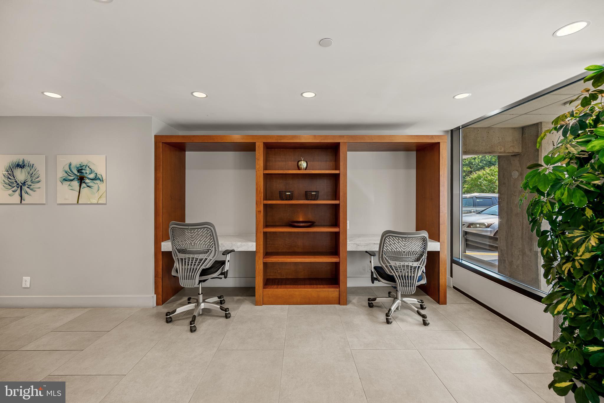 LAKESIDE PLAZA - Residential Lease