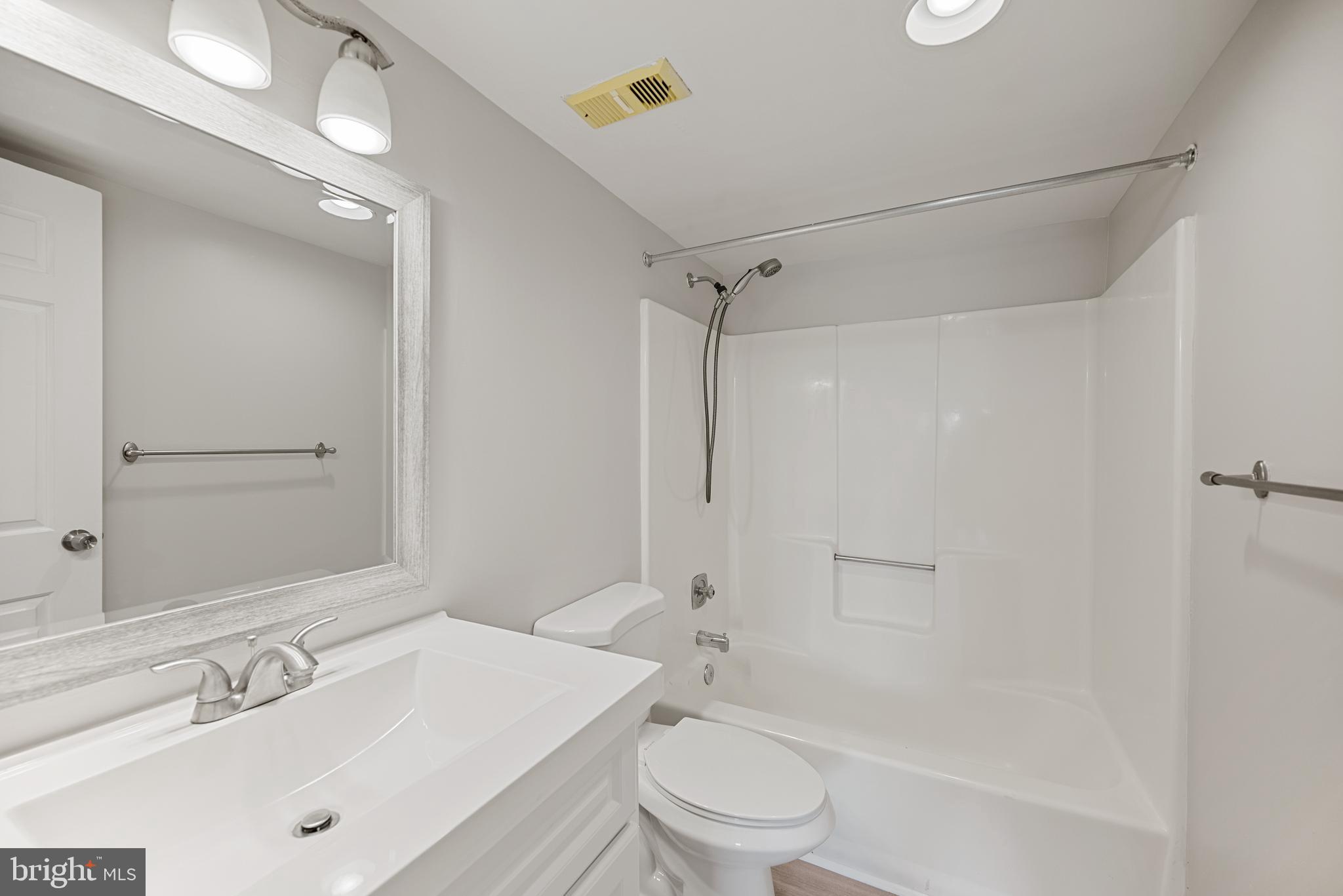 LAKESIDE PLAZA - Residential Lease