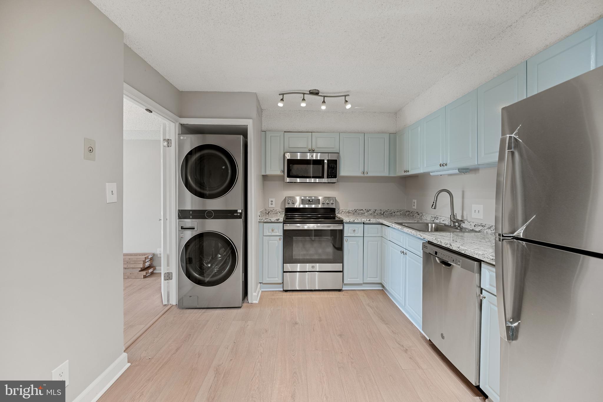 LAKESIDE PLAZA - Residential Lease