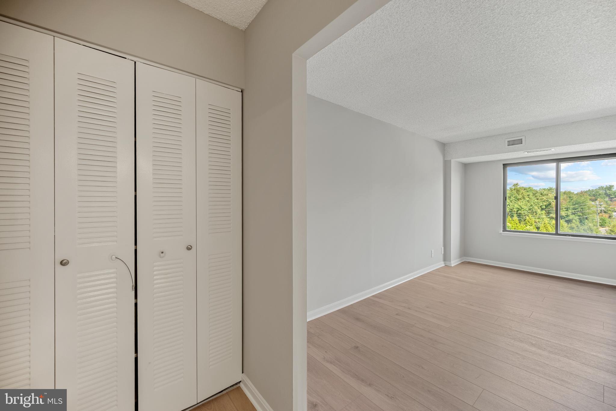 LAKESIDE PLAZA - Residential Lease