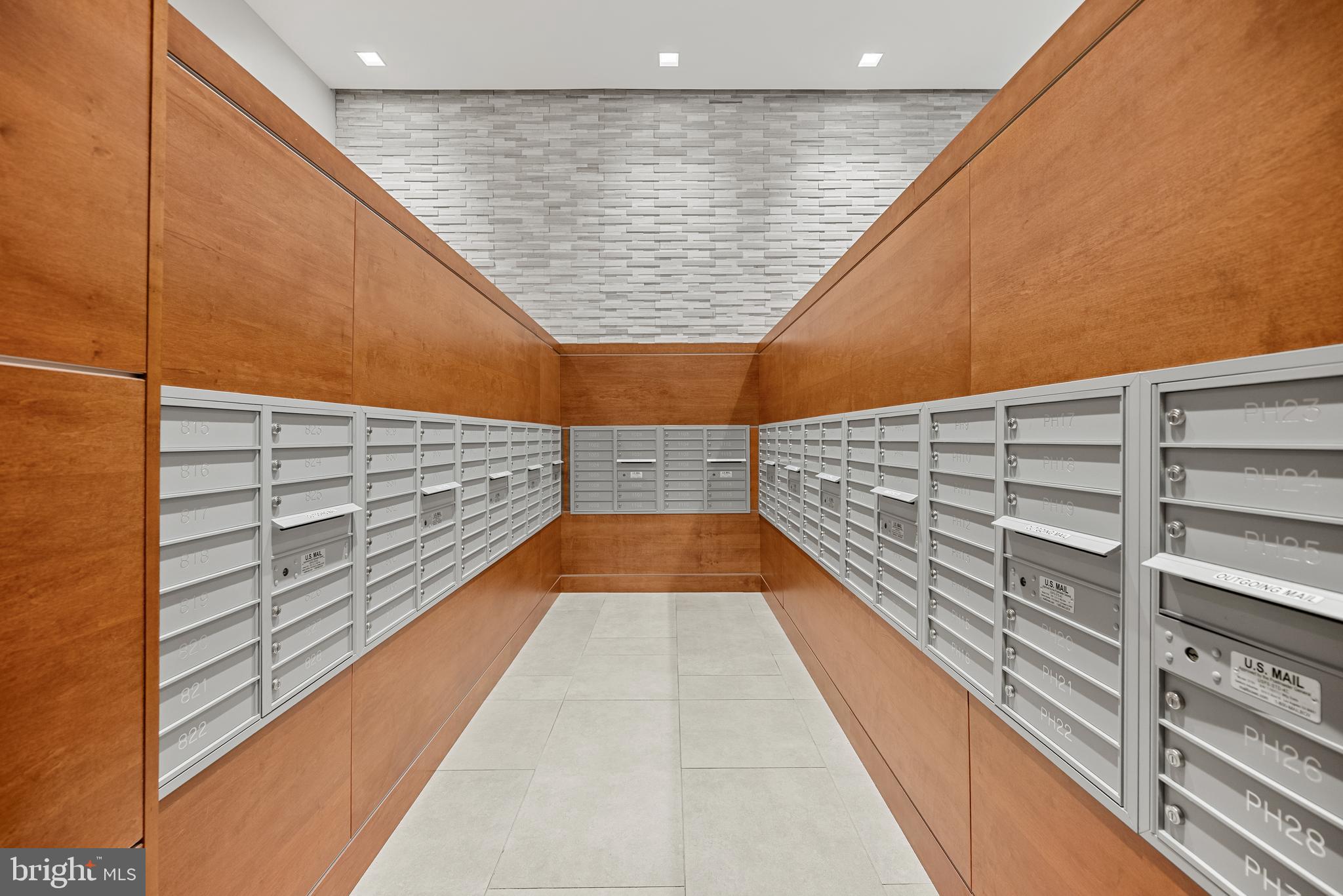 LAKESIDE PLAZA - Residential Lease