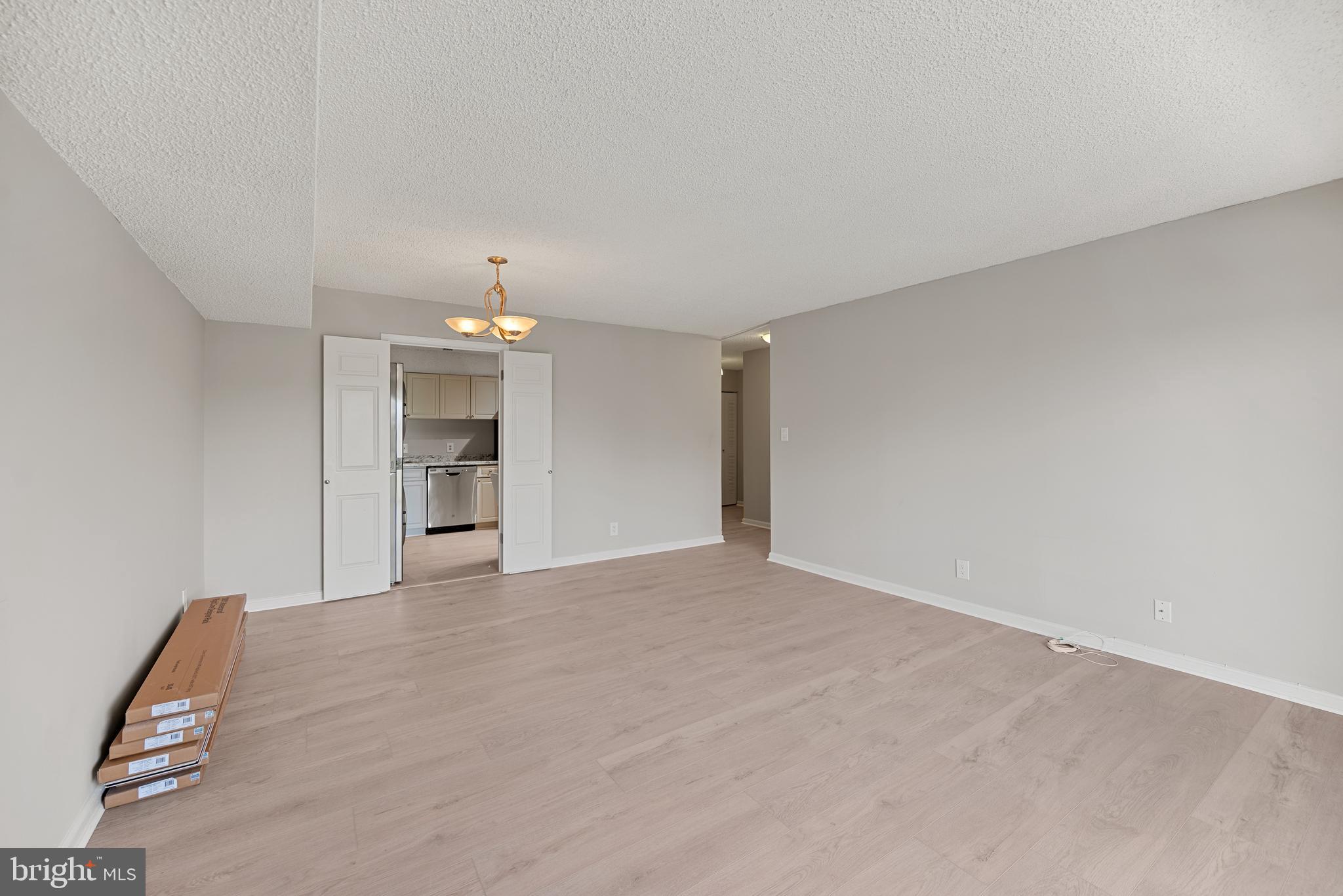 LAKESIDE PLAZA - Residential Lease