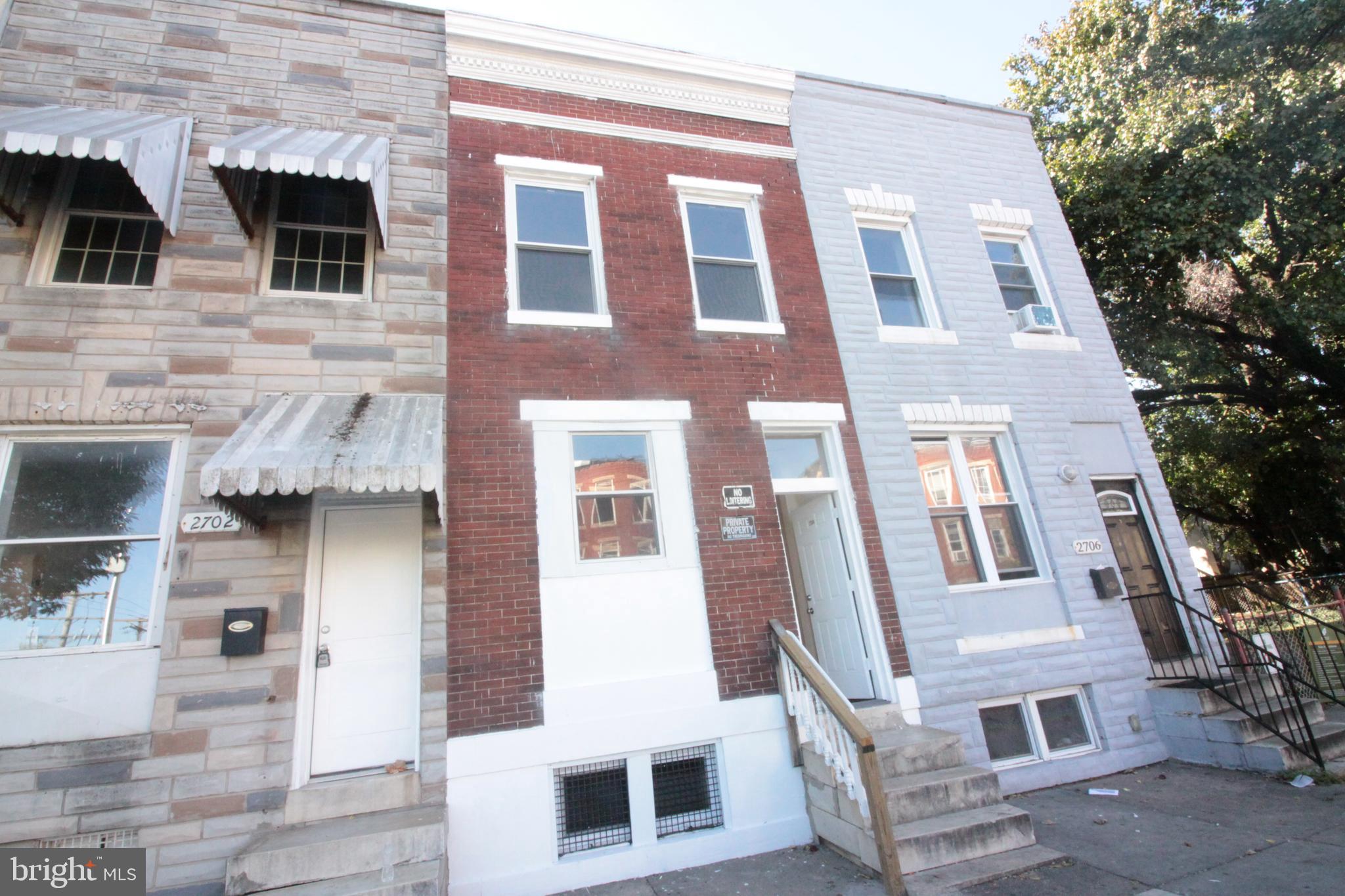 4 bed room and 1.5 Baths row house on Greenmount Ave. Newer laminate floorings throughout the house. Newer kitchen with new range. Newer gas furance. fensed flat back yard. Close to JHU and Harwood Park.