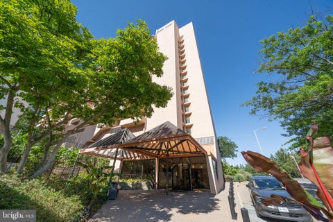 Photo of 1301 N Courthouse Road #1807, ARLINGTON, VA 22201 (MLS # VAAR2074116)