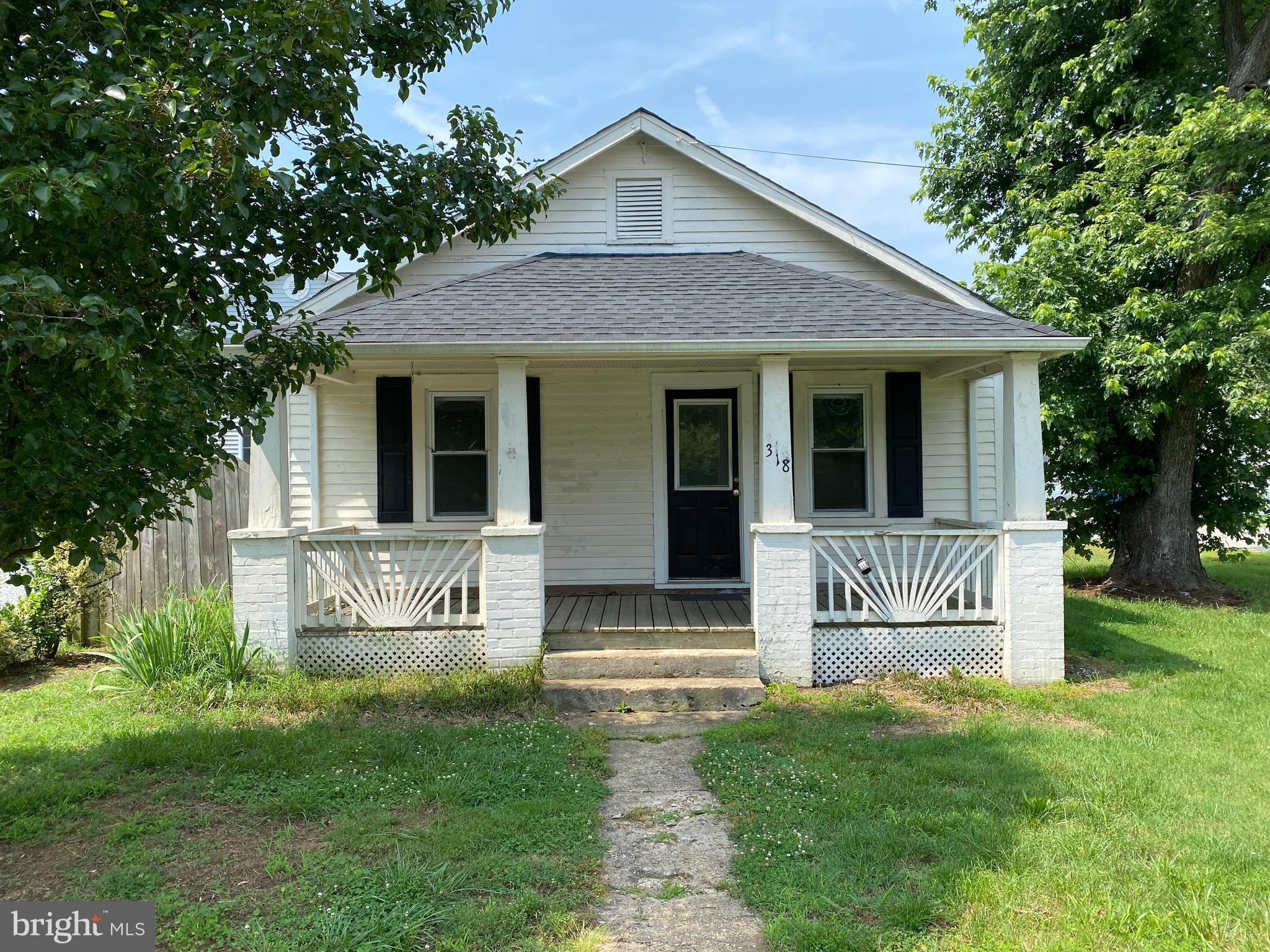 Experience the charm of this cozy 2-bedroom, 1-bathroom home, featuring sleek laminate flooring in the kitchen and bathroom. Each bedroom offers a closet for convenient storage, while the kitchen provides functional cabinet space. Relax on the spacious covered front porch or enjoy the peaceful backyard from the back deck. Situated on a generous corner lot with mature trees, this home offers both space and tranquility. Prime location in Spotsylvania County and just minutes from the City of Fredericksburg!
*Washer/Dryer Hookups Available
CREDIT: Good Credit Required
PETS: Yes case-by-case. Sorry, No Cats.
PET FEE: $450/pet non-refundable fee
VOUCHERS: Housing Choice Vouchers accepted
UTILITIES: Tenant Pays All
APPLICATION FEE: $65 per applicant
SECURITY DEPOSIT: Minimum One month's rent (Please note that in certain cases, a double deposit may be required)
RESIDENT BENEFIT PACKAGE: $25/month
LEASING FEE: Waived
