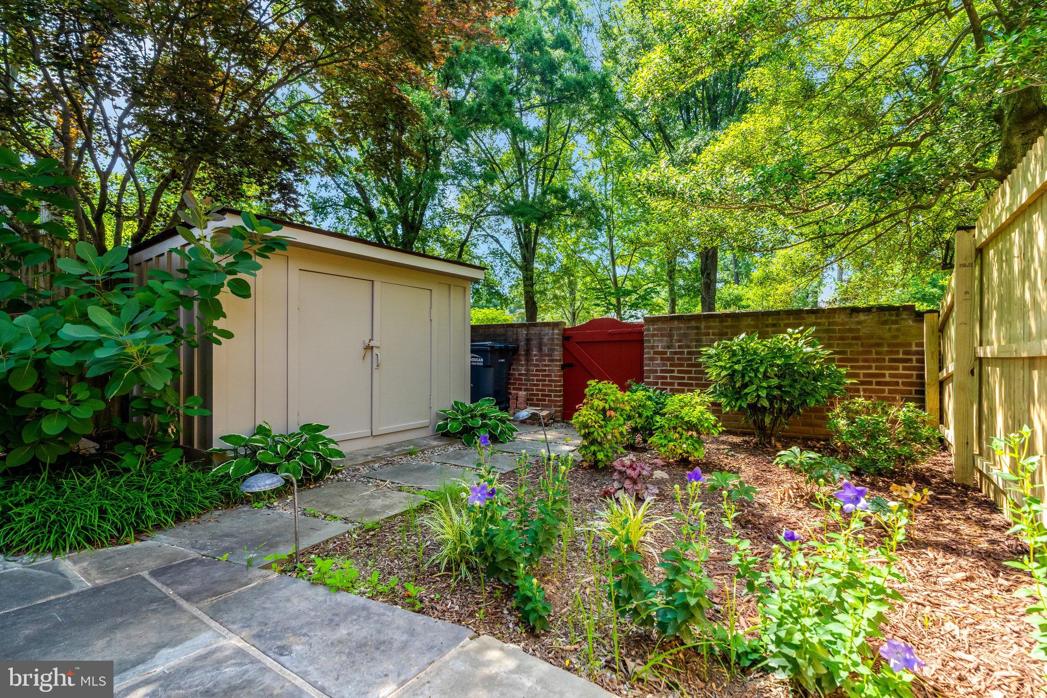 KINGS MANOR TOWNE HOUSES - Residential