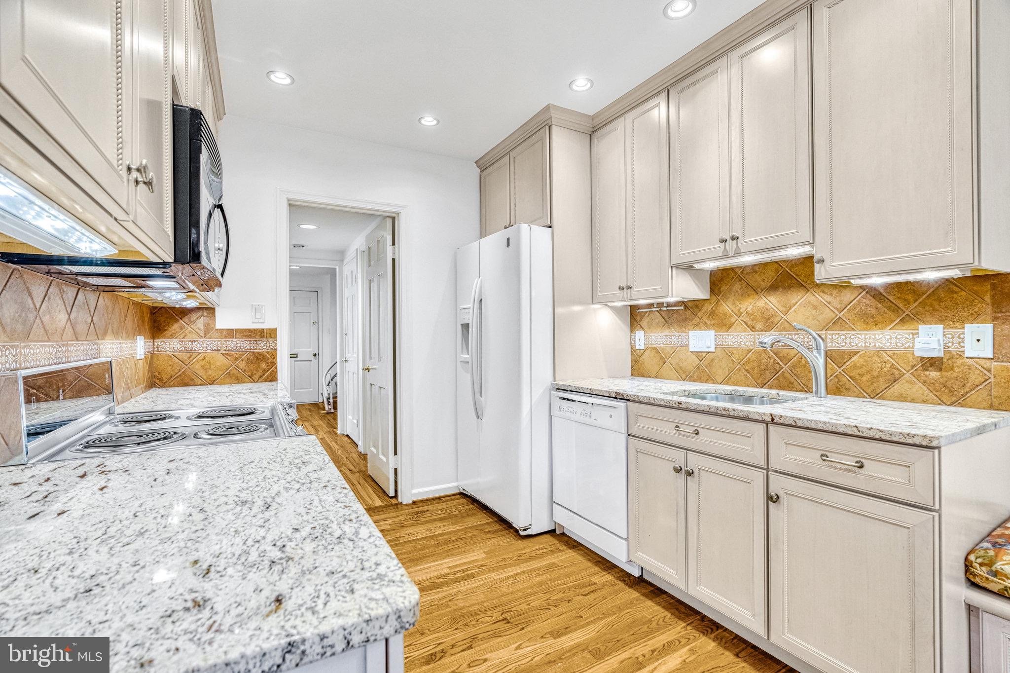 KINGS MANOR TOWNE HOUSES - Residential