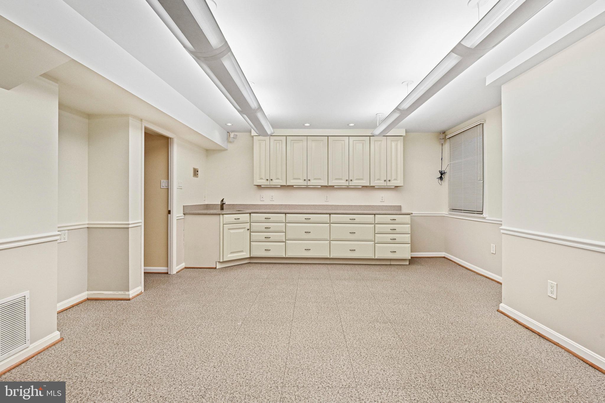 KINGS MANOR TOWNE HOUSES - Residential