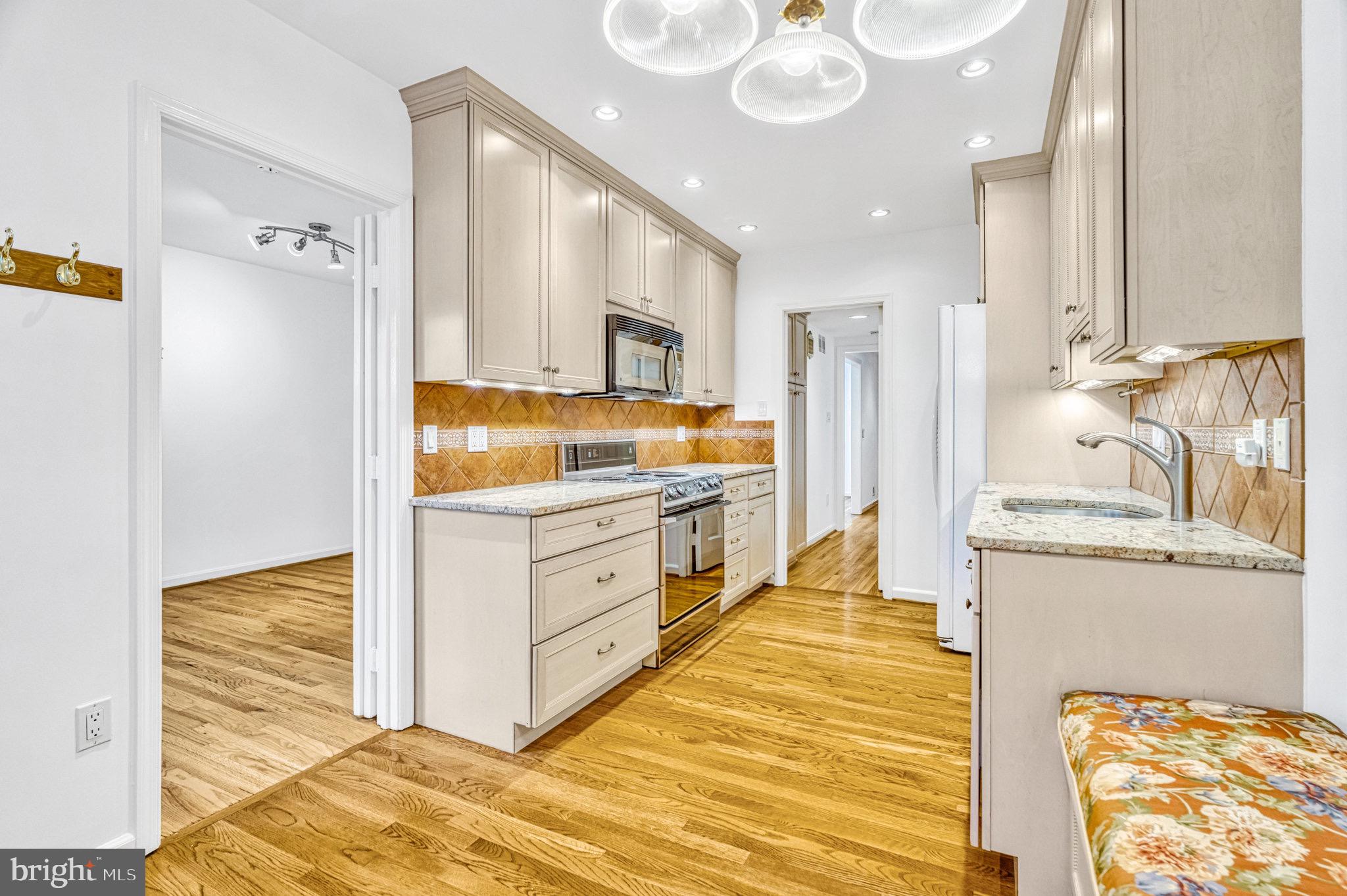 KINGS MANOR TOWNE HOUSES - Residential