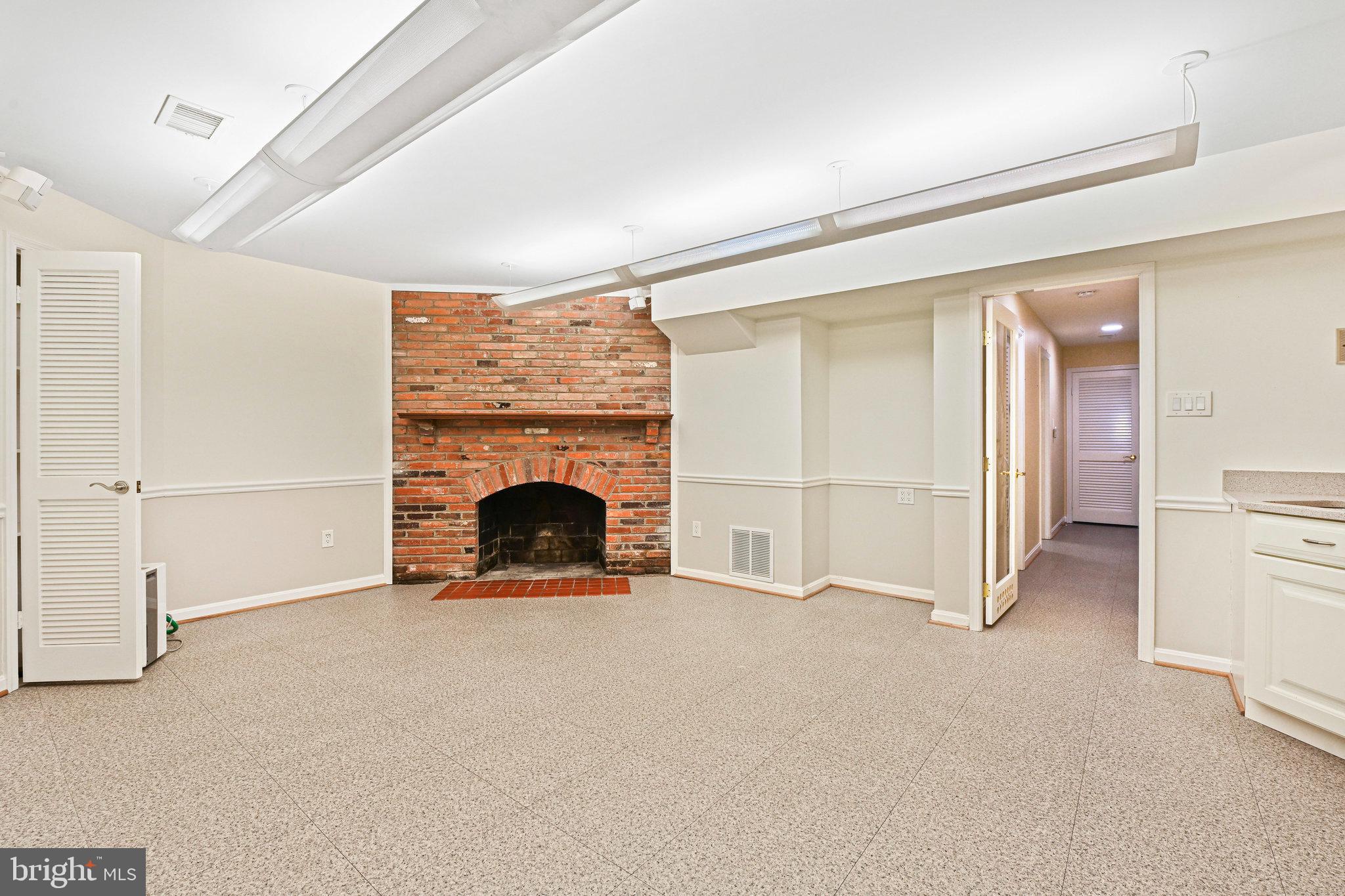 KINGS MANOR TOWNE HOUSES - Residential