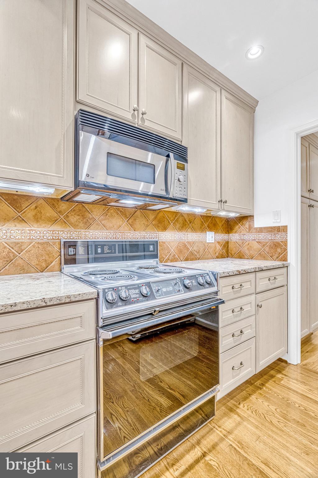 KINGS MANOR TOWNE HOUSES - Residential