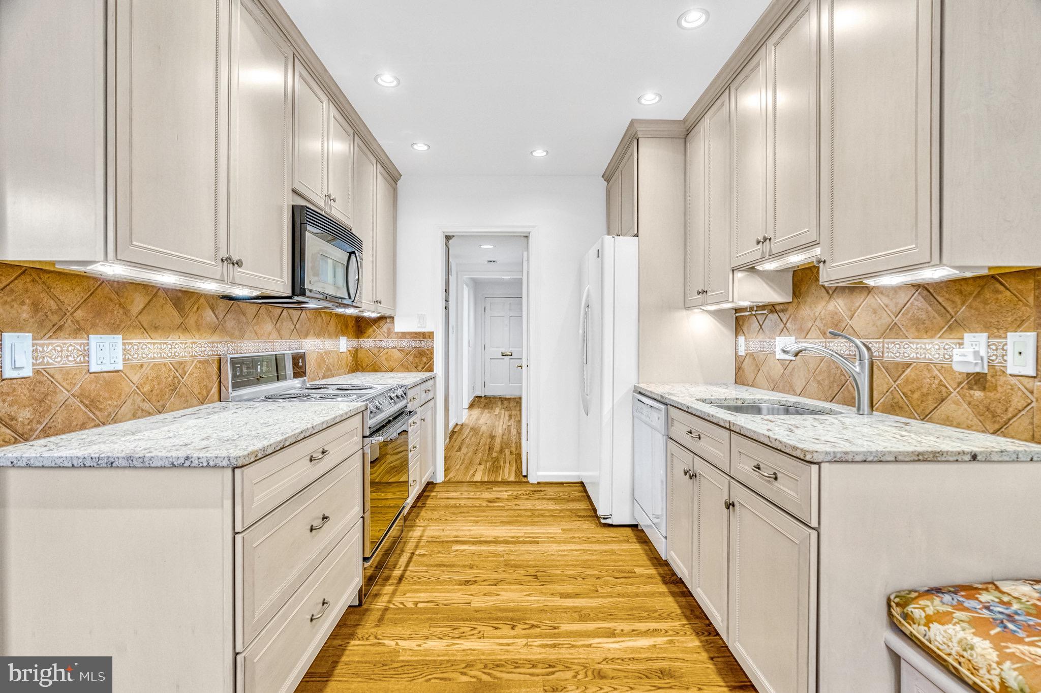 KINGS MANOR TOWNE HOUSES - Residential