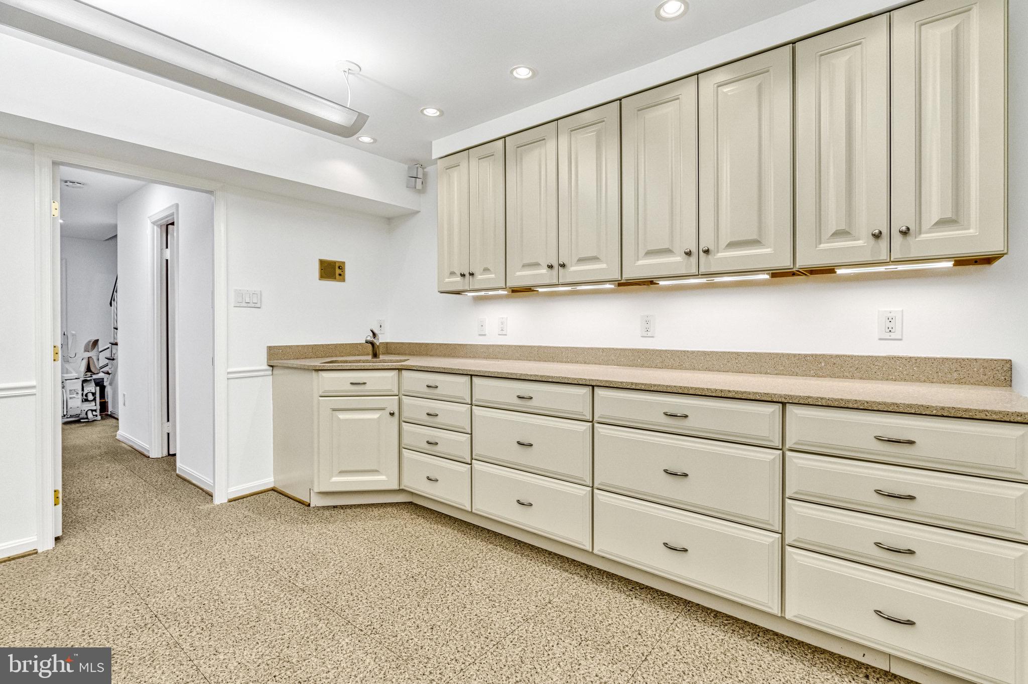 KINGS MANOR TOWNE HOUSES - Residential