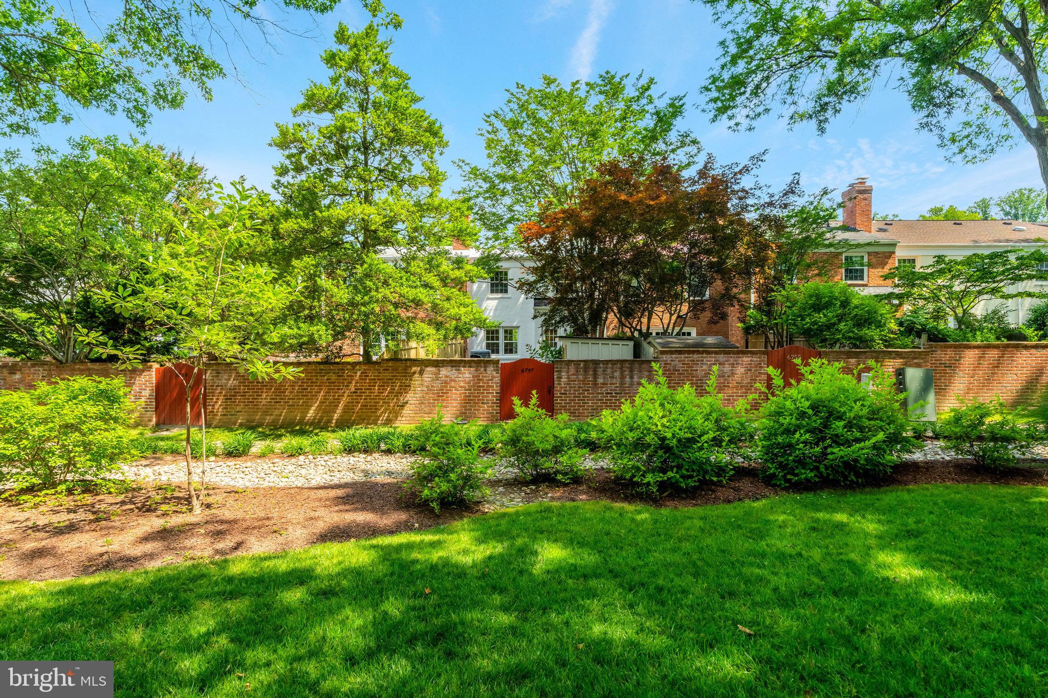 KINGS MANOR TOWNE HOUSES - Residential