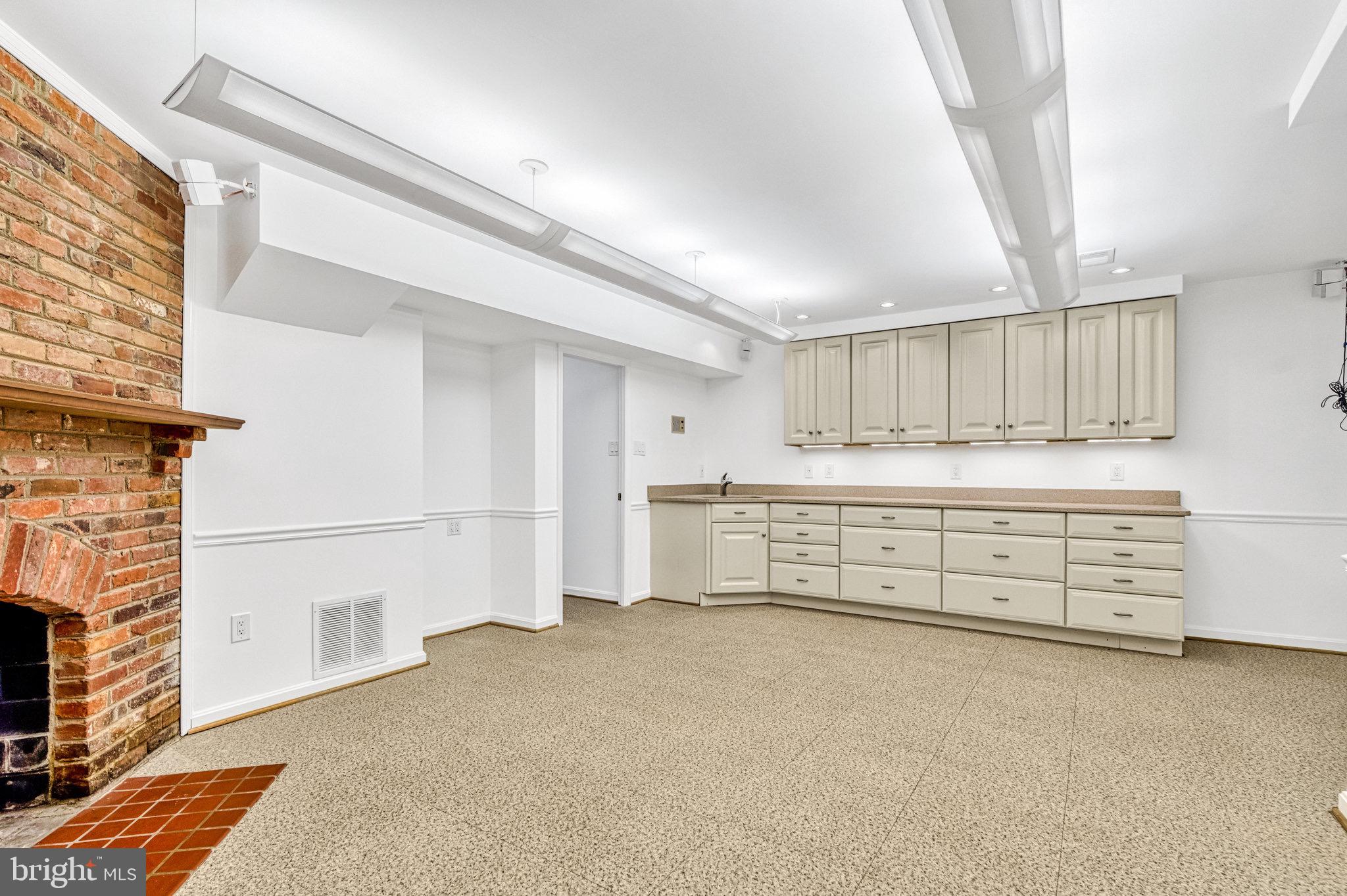 KINGS MANOR TOWNE HOUSES - Residential