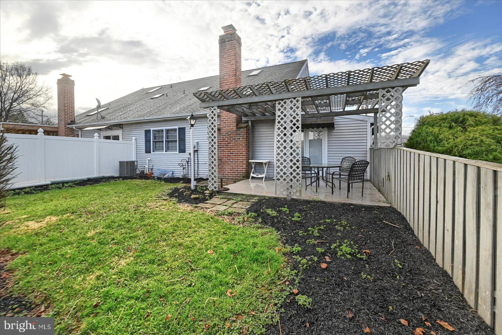 York, Pennsylvania 17402, United States, 2 Bedrooms Bedrooms, ,2 BathroomsBathrooms,Residential,Pending,99604