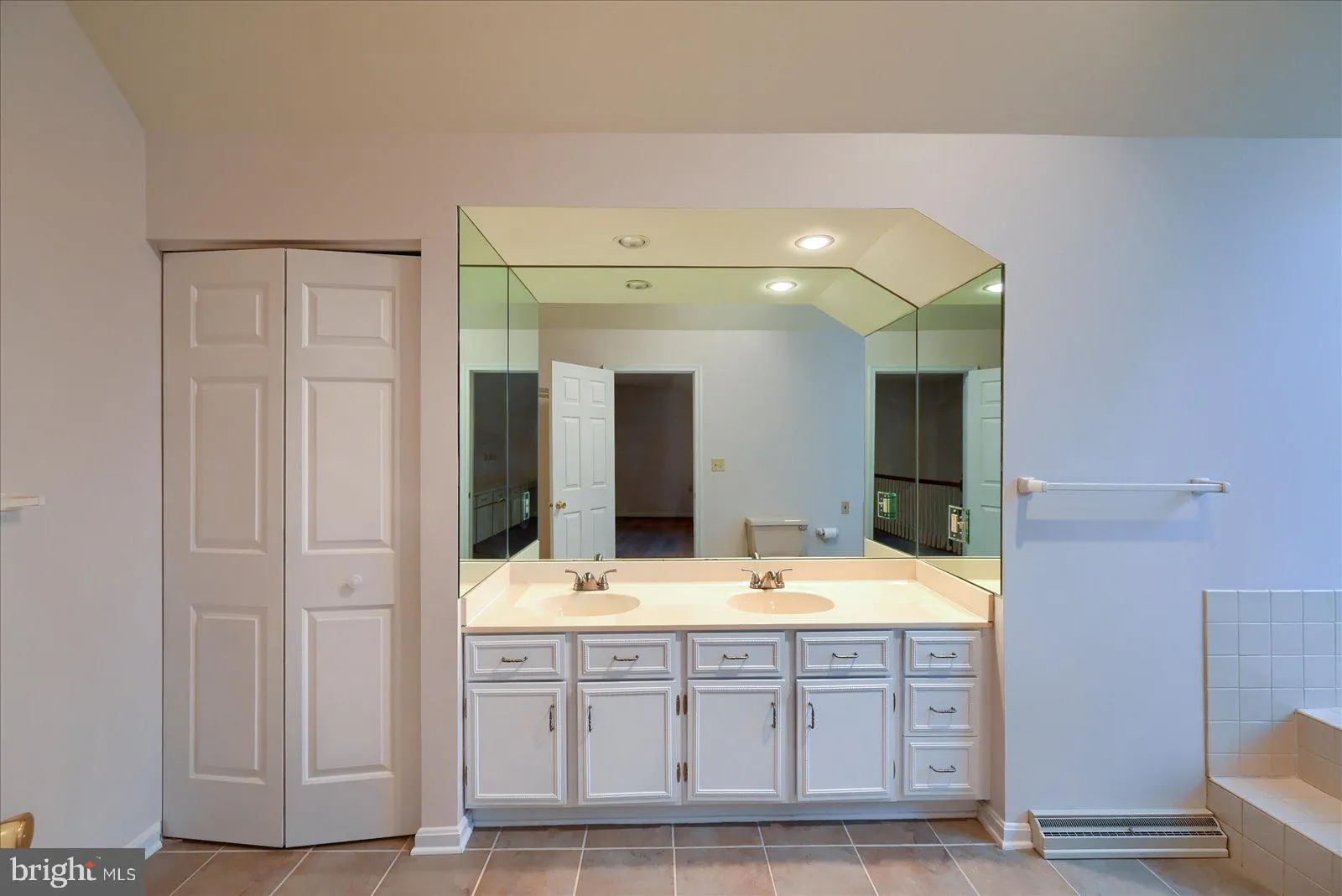 York, Pennsylvania 17402, United States, 2 Bedrooms Bedrooms, ,2 BathroomsBathrooms,Residential,Pending,99604