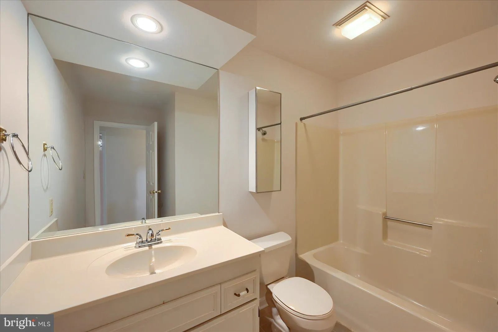 York, Pennsylvania 17402, United States, 2 Bedrooms Bedrooms, ,2 BathroomsBathrooms,Residential,Pending,99604