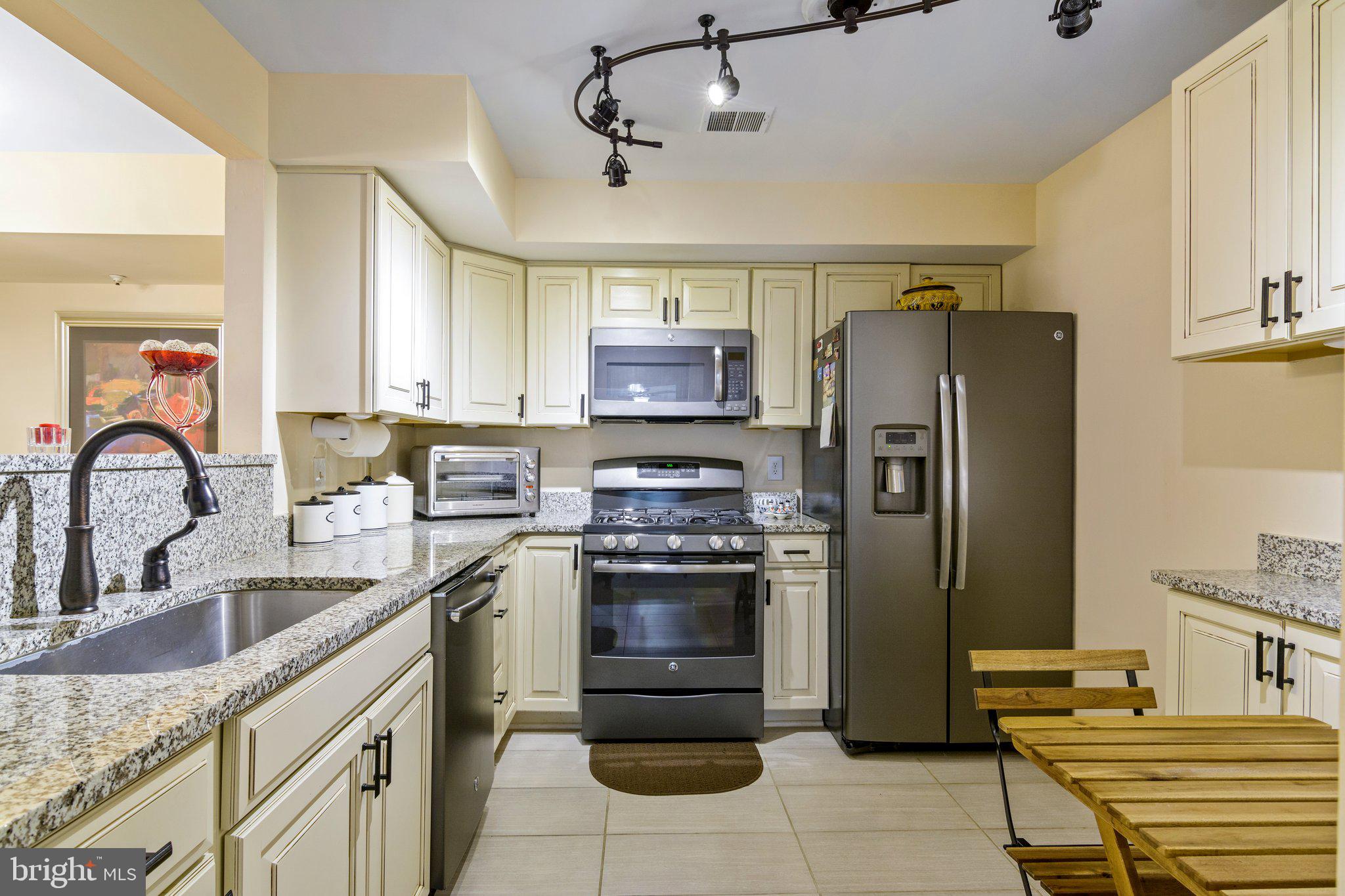 FAIRFIELD HOUSE - Residential