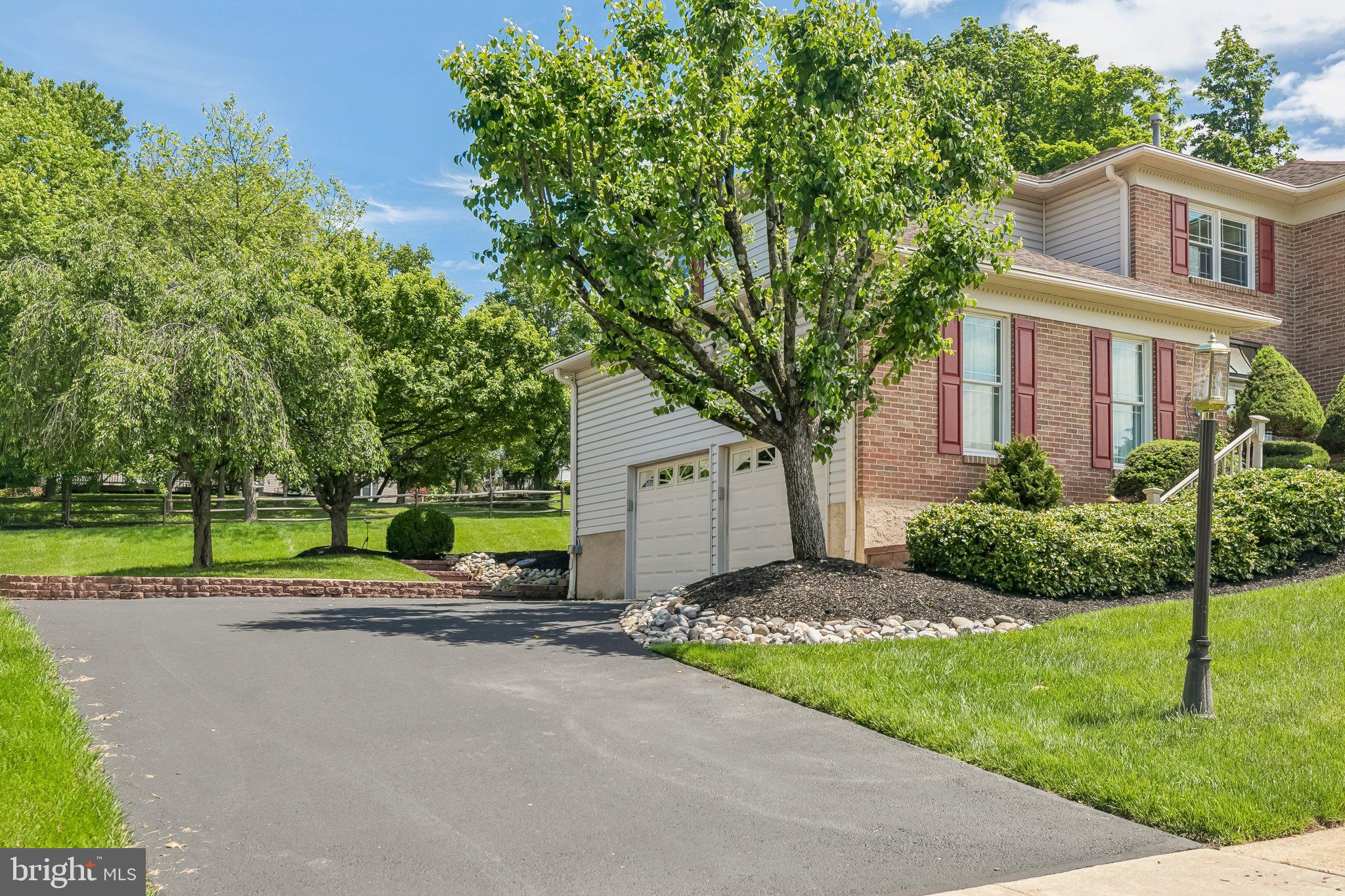 2042 COUNTRY CLUB DRIVE