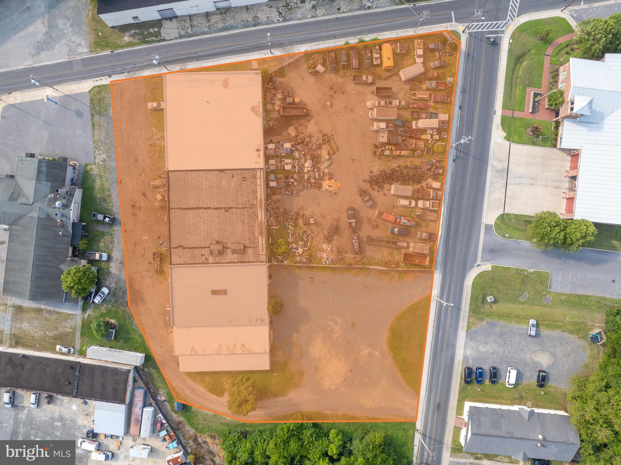 Main image without alt text