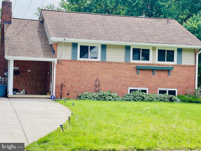 Beautiful four bedrooms two level house in the heart of Fairfax. A spacious front and backyard will make it more comfortable to live in this property. Conveniently located near major commuter routes such as Rt 29, Rt 123, I-66, I-495, Rt 50, and Fairfax County Parkway. Close to amenities, shops, and restaurants making this home a perfect location to live in.