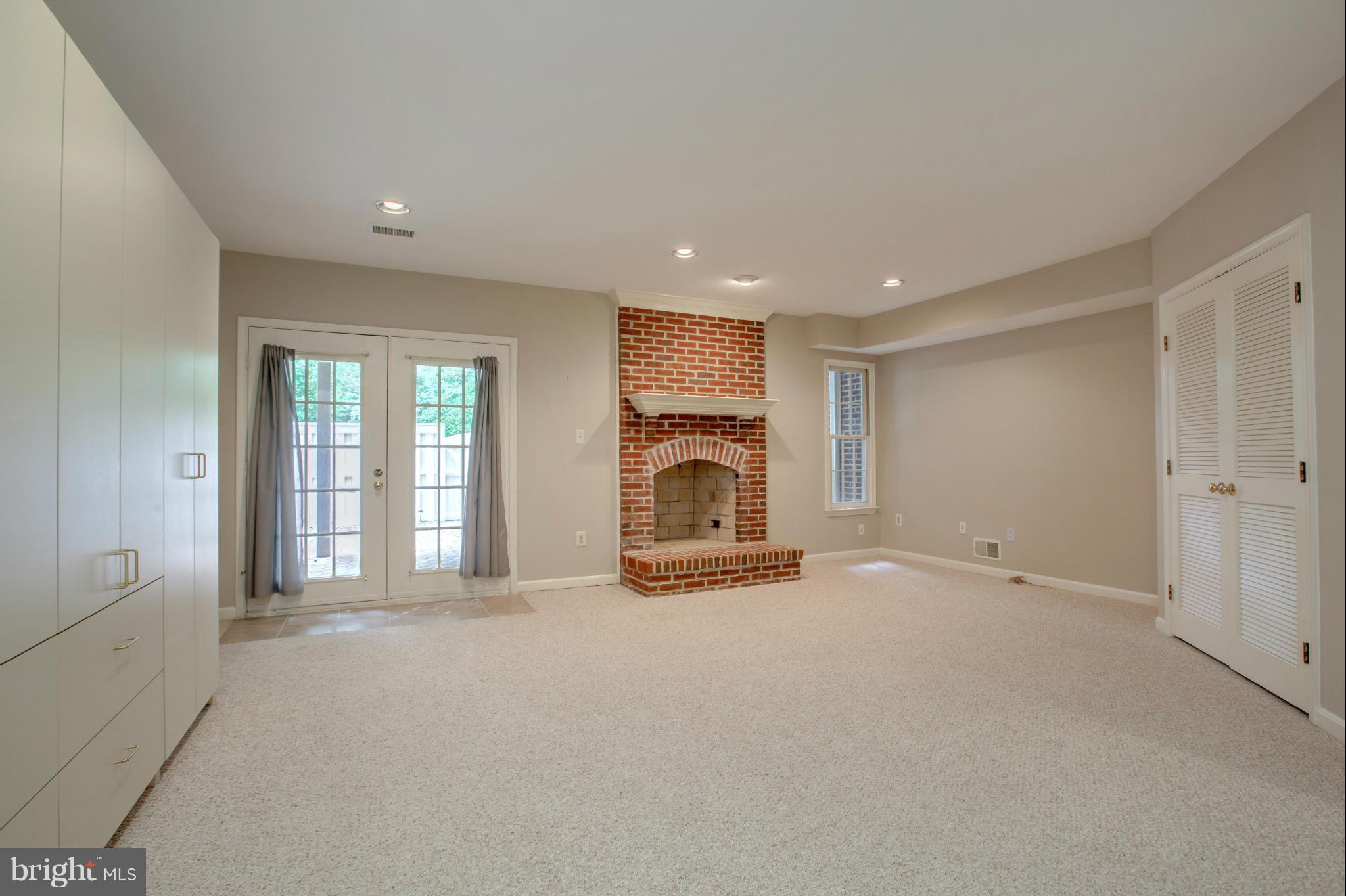 COURTHOUSE WOODS - Residential