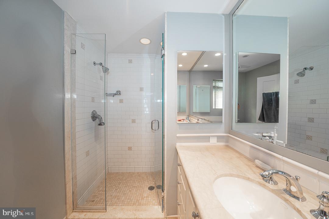 GLADWYNE - Residential