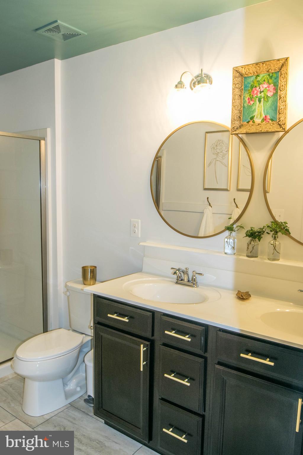 THREE FLAGS - Residential