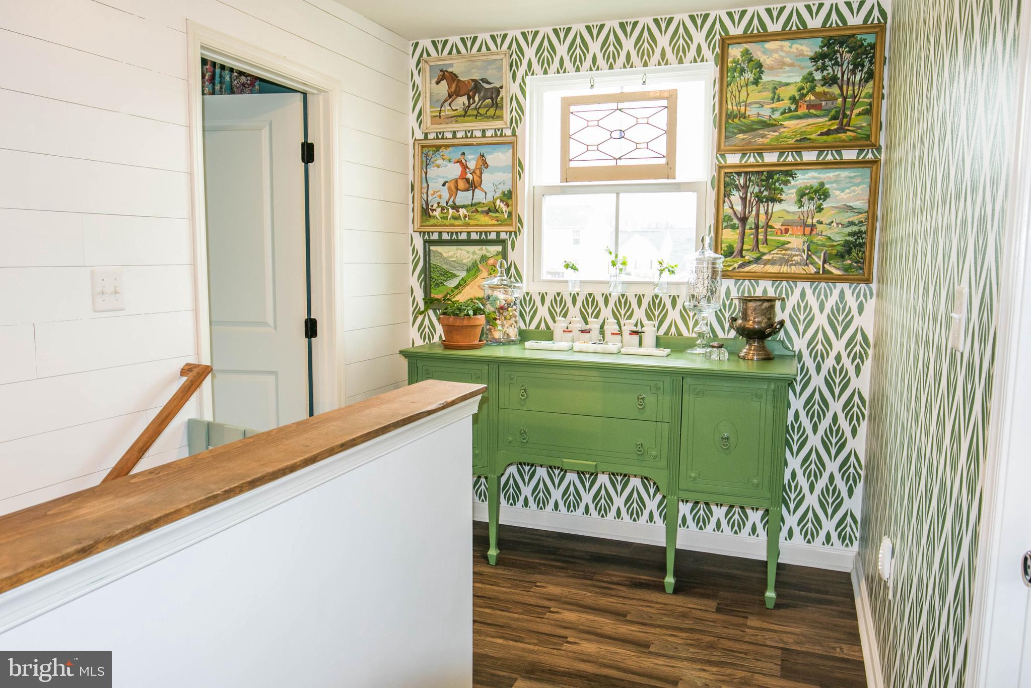 THREE FLAGS - Residential