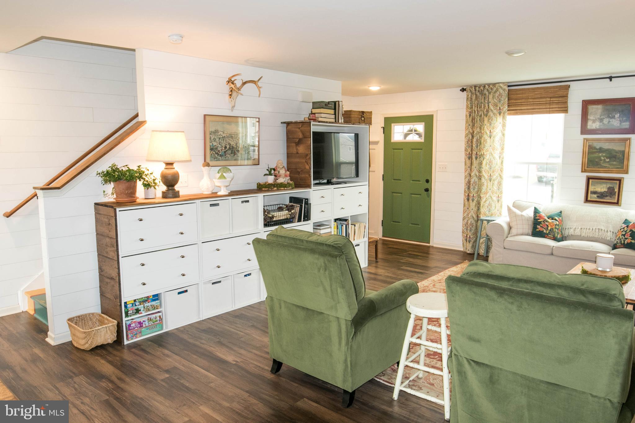 THREE FLAGS - Residential