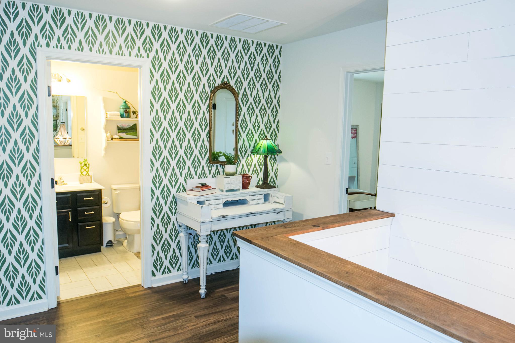 THREE FLAGS - Residential