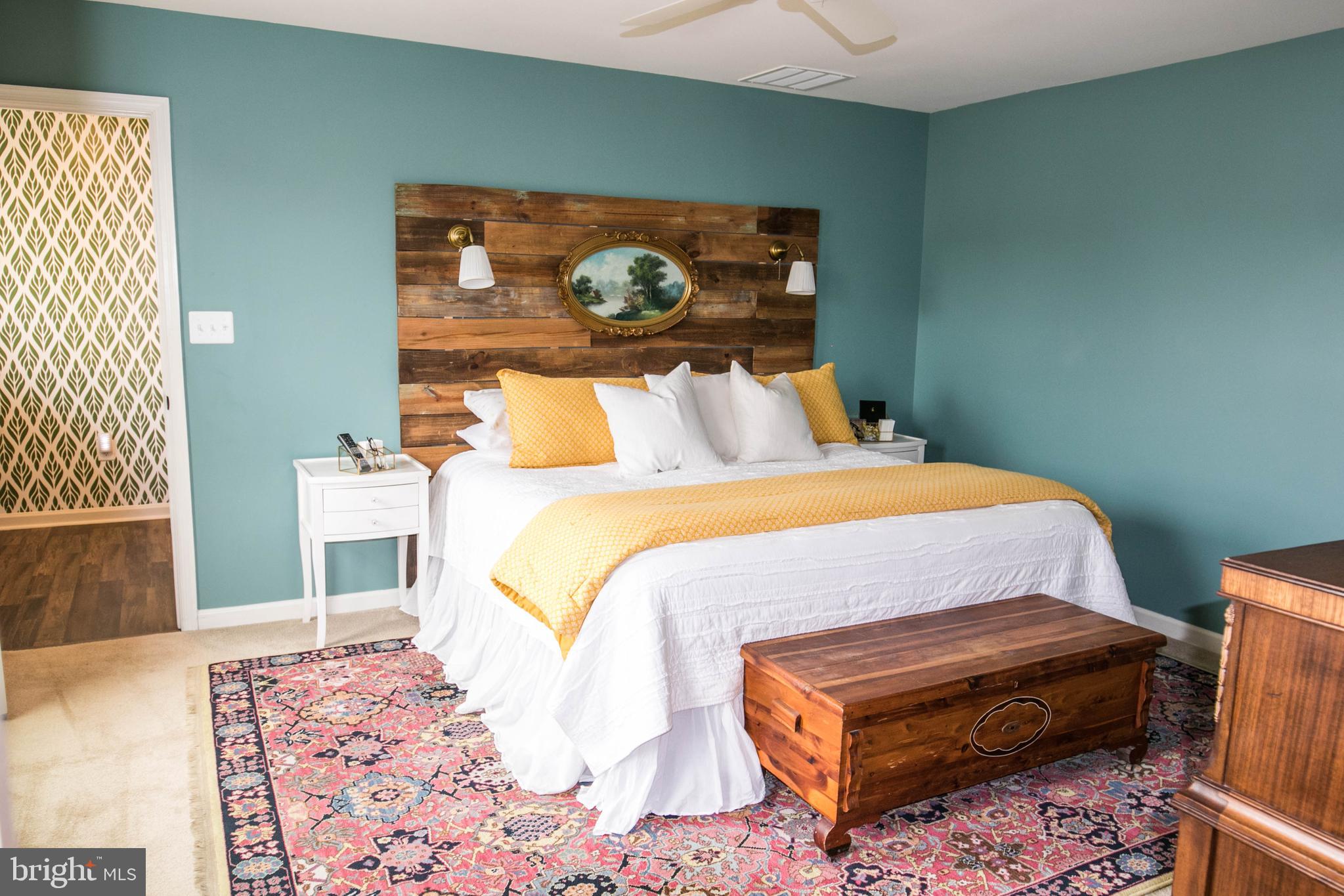 THREE FLAGS - Residential