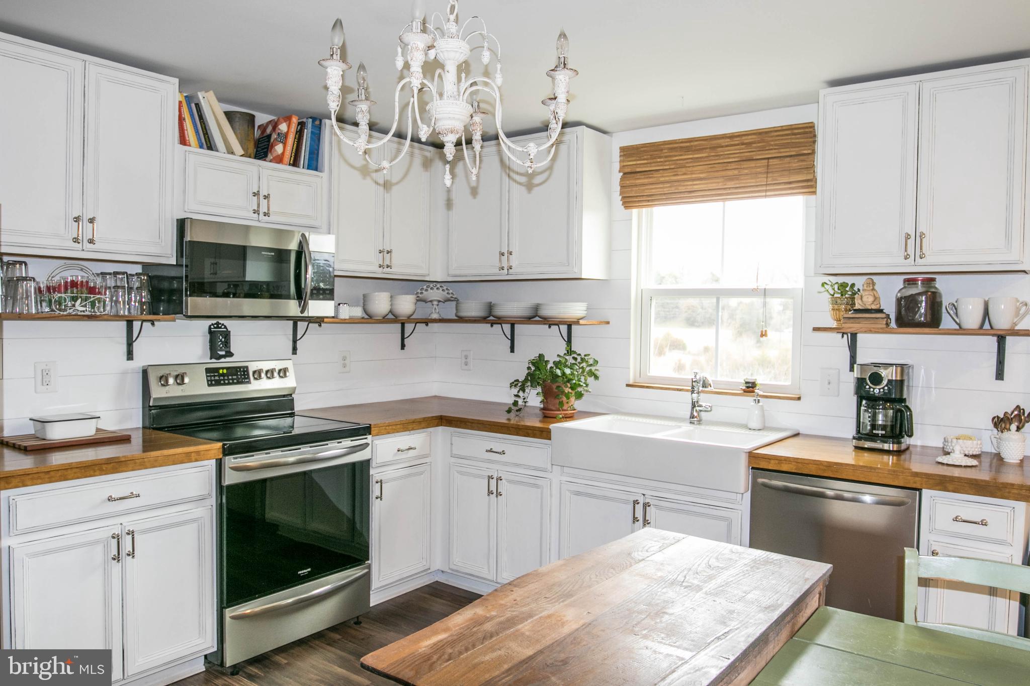 THREE FLAGS - Residential