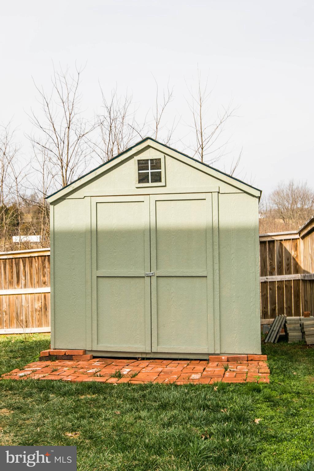 THREE FLAGS - Residential