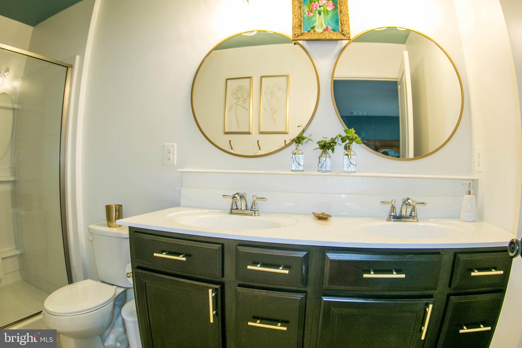 THREE FLAGS - Residential