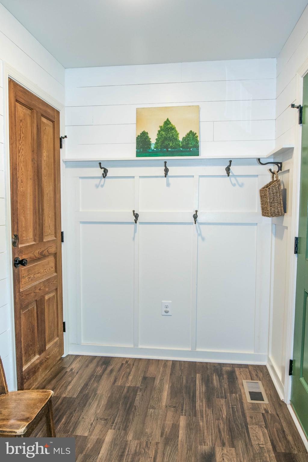 THREE FLAGS - Residential