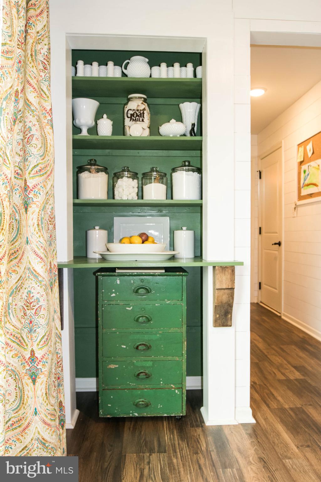 THREE FLAGS - Residential