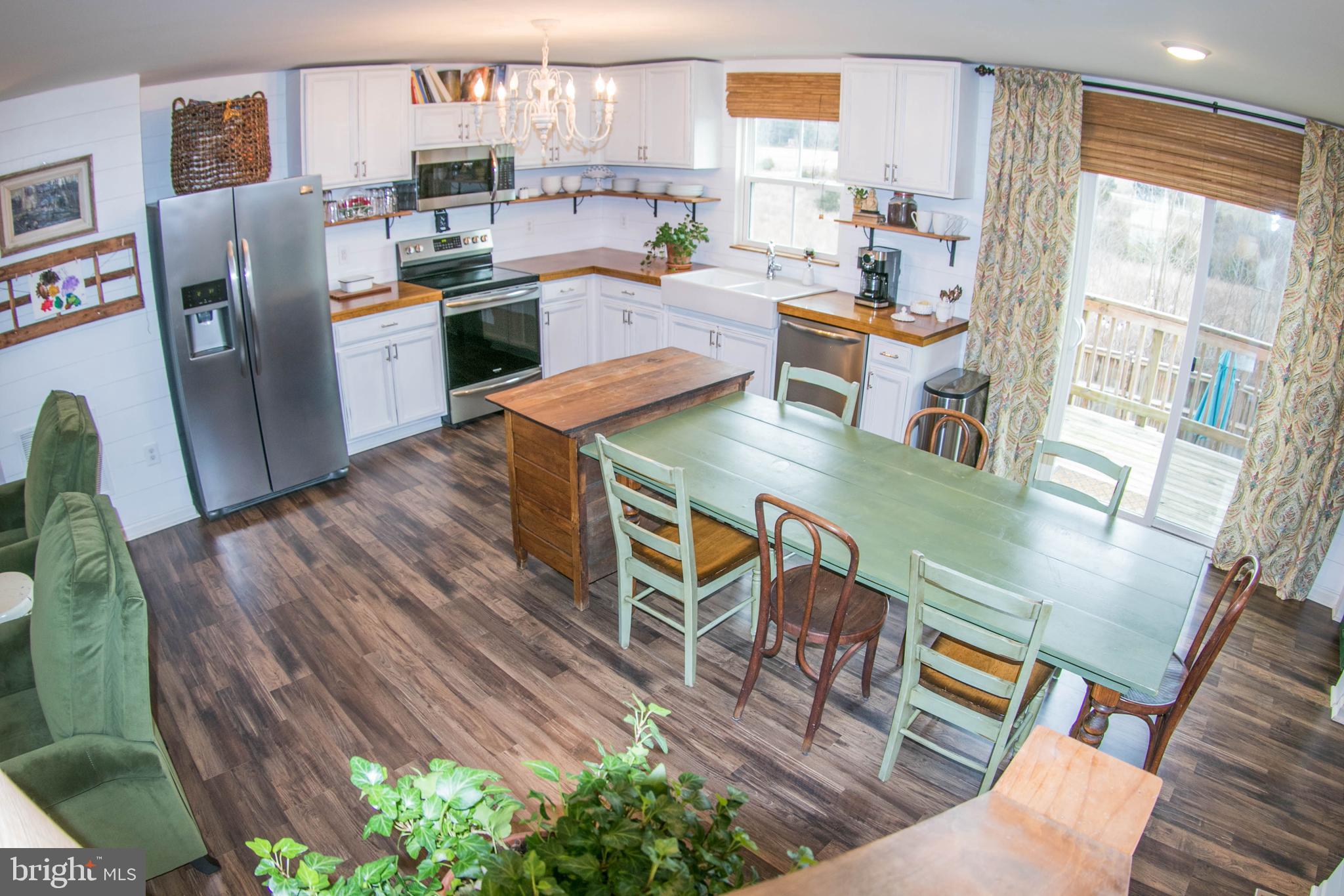 THREE FLAGS - Residential