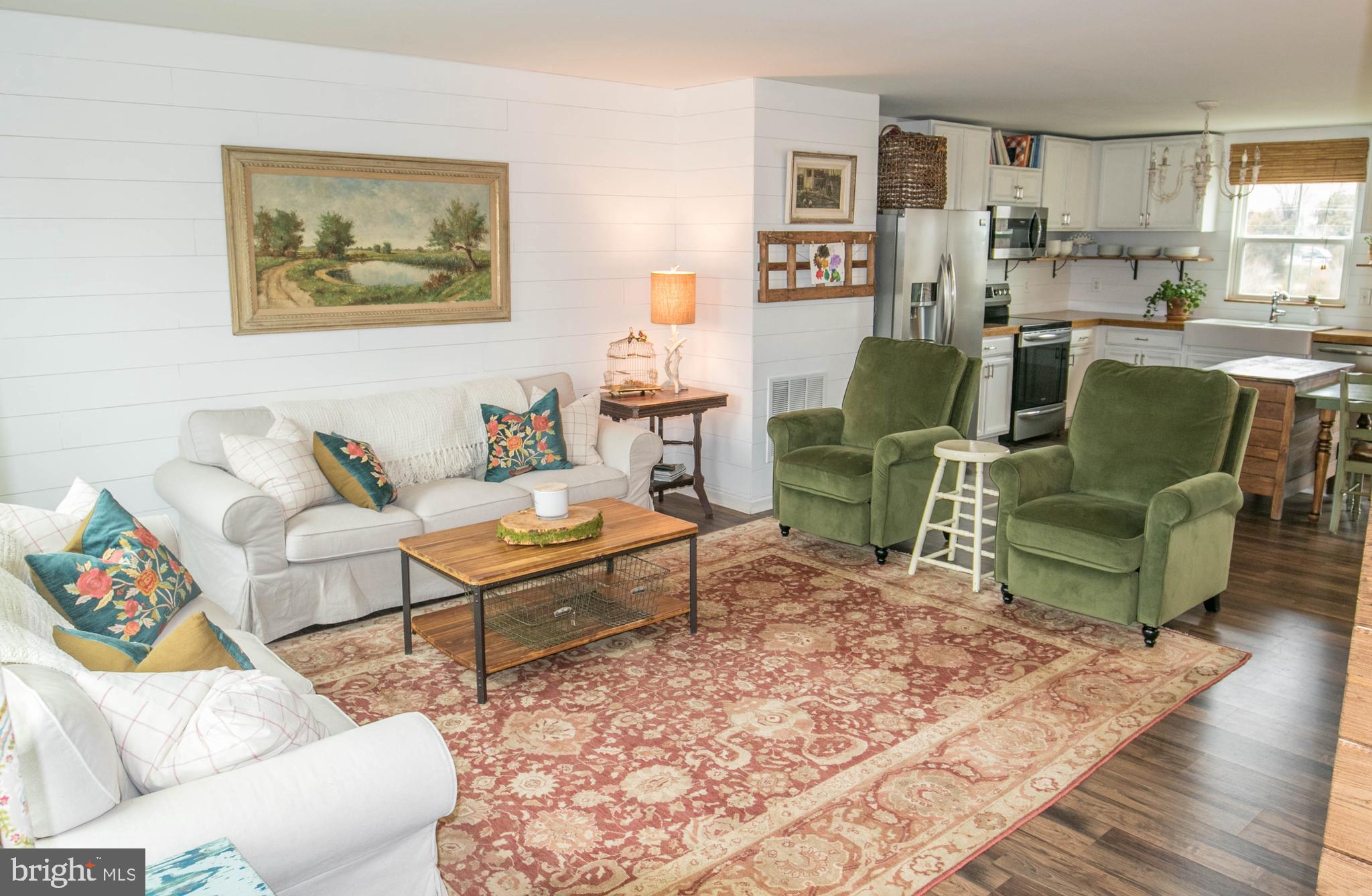 THREE FLAGS - Residential