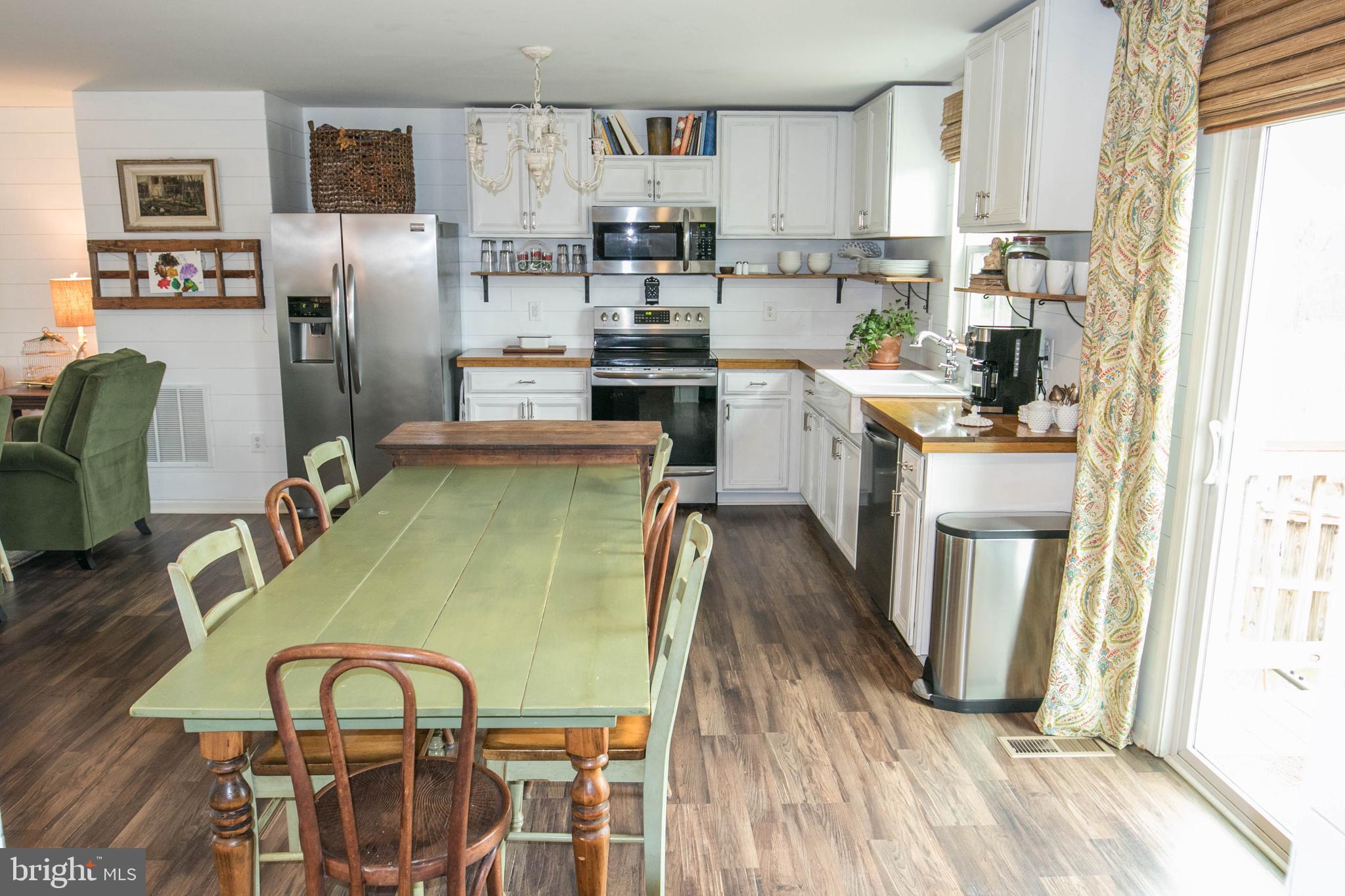 THREE FLAGS - Residential