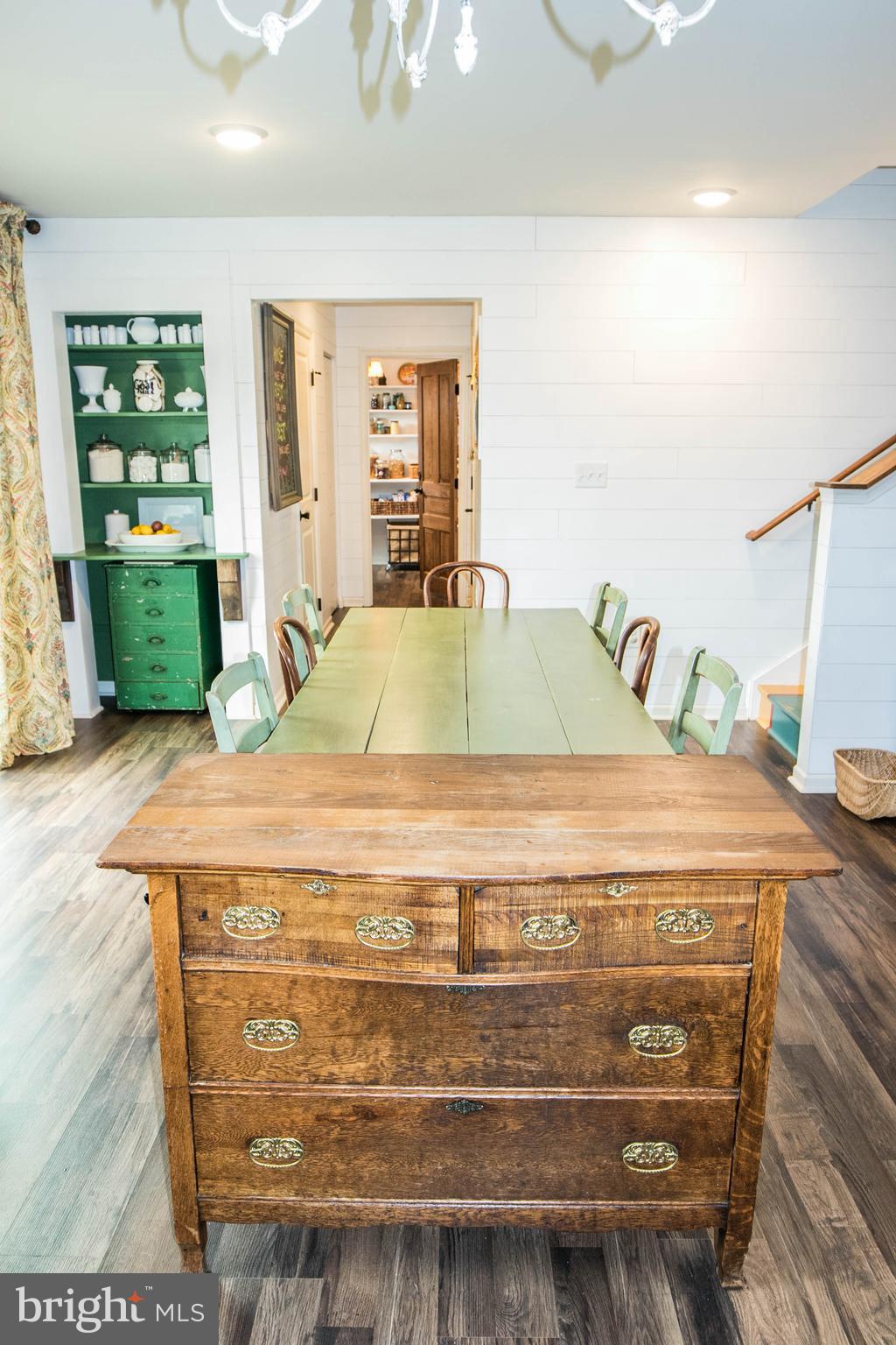 THREE FLAGS - Residential