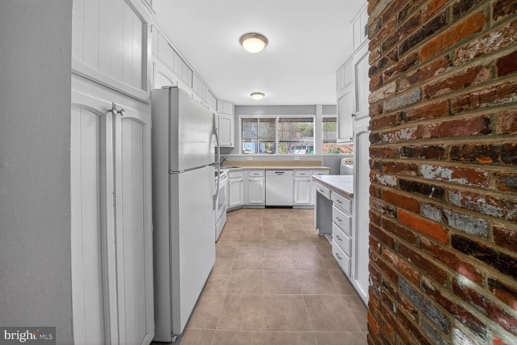 WILDWOOD MANOR - Residential Lease