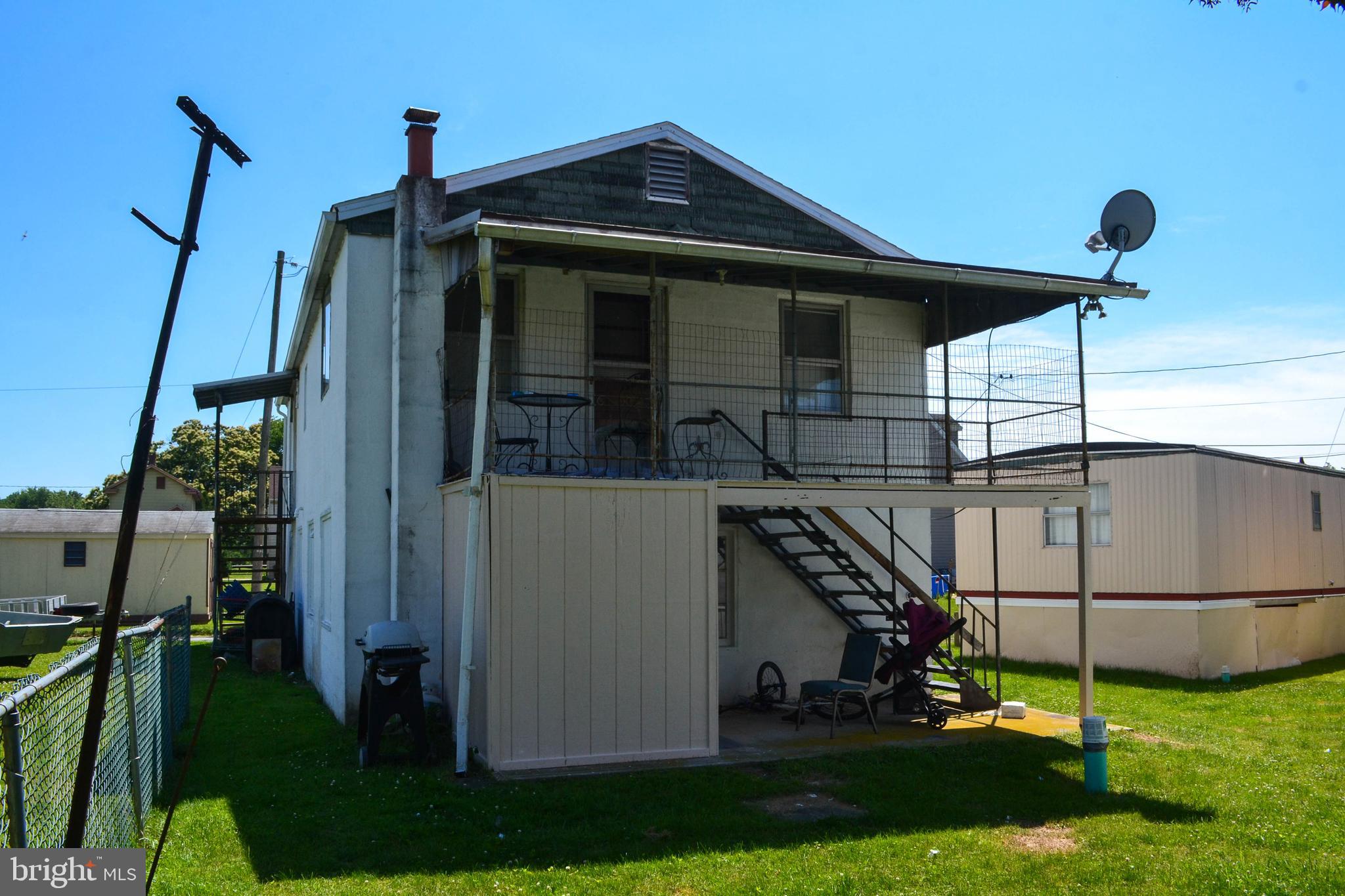 Main image without alt text