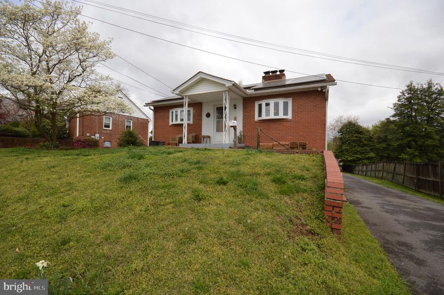 Charming Top-Level Unit in Alexandria!
Bright and spacious top floor of a single-family home featuring 2 bedrooms and 1 full bath. This well-maintained home includes energy-efficient solar panels and utilities are included in the rent. Conveniently located just off Route 1—minutes to Old Town Alexandria, Huntington Metro, local restaurants, and shopping.