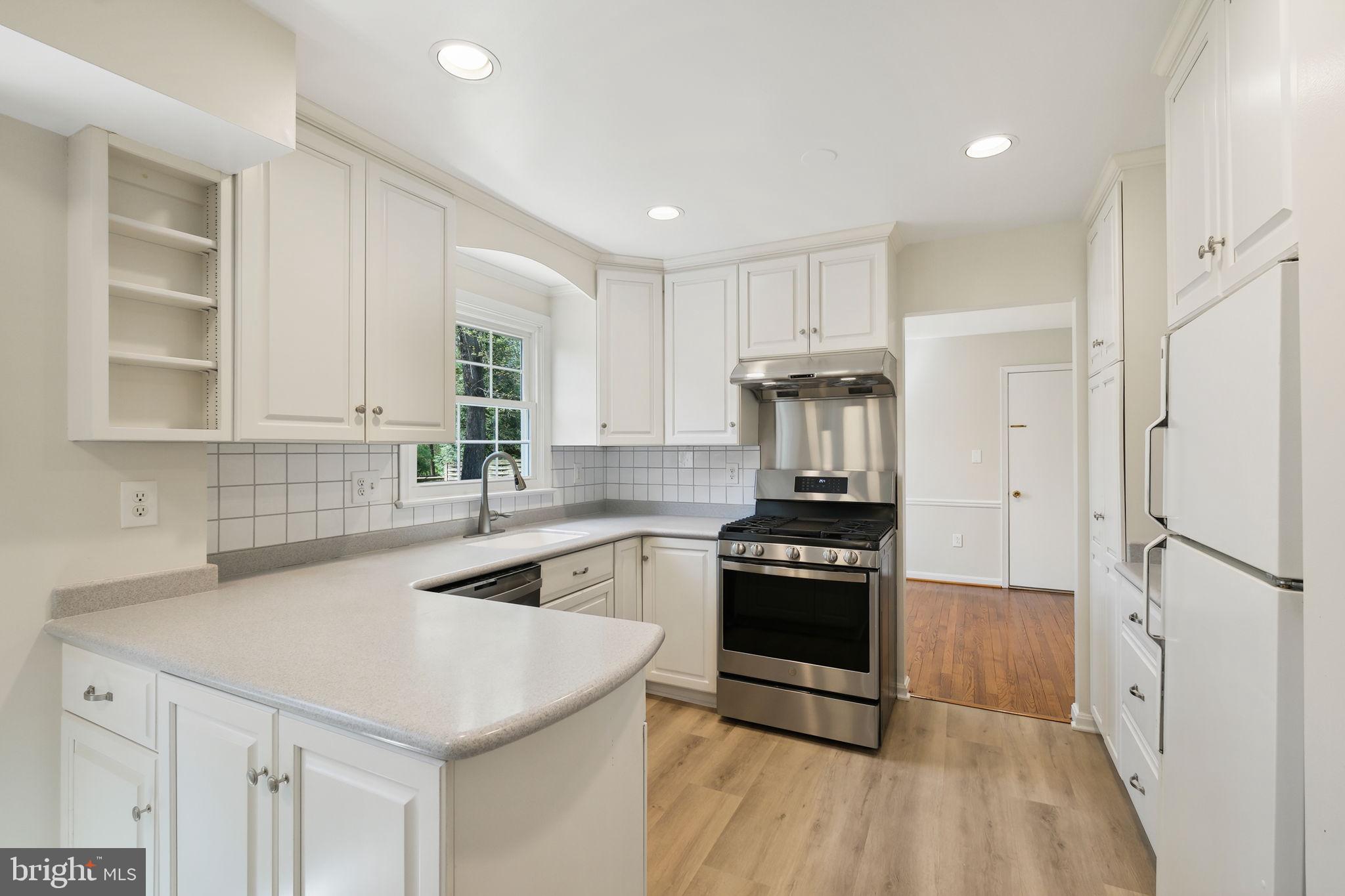 MONTGOMERY SQUARE - Residential