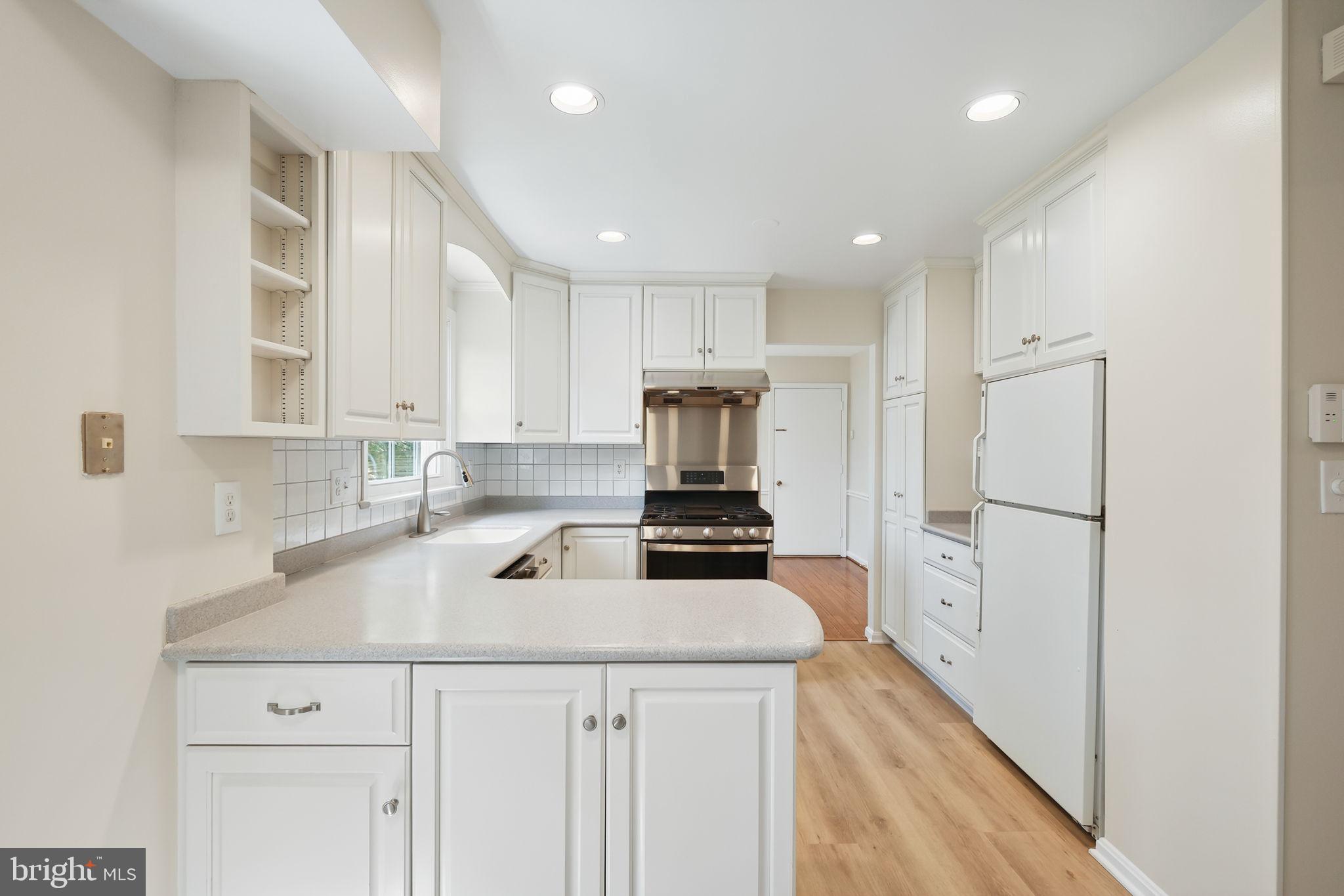 MONTGOMERY SQUARE - Residential