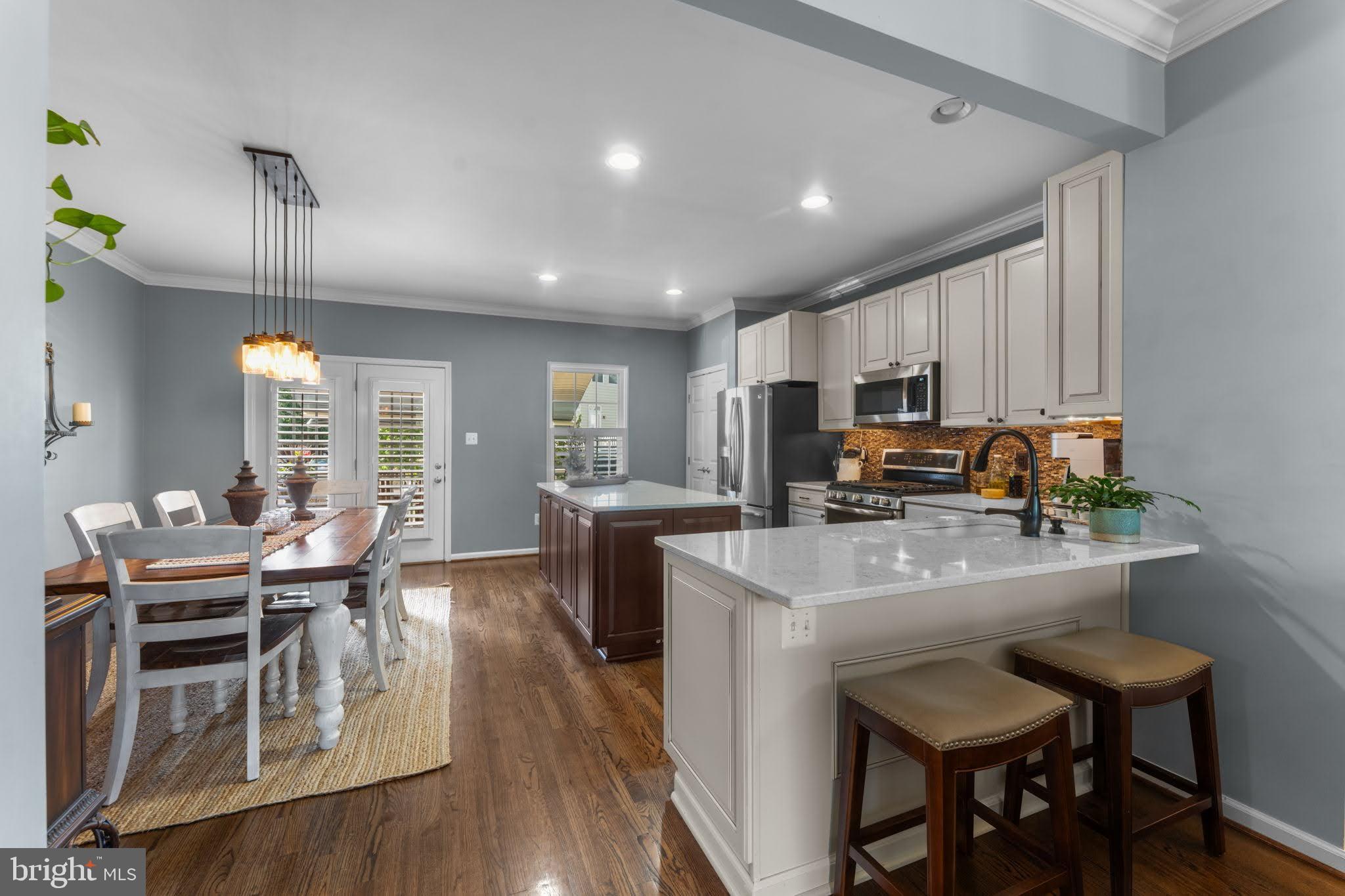 12658 STONE LINED CIRCLE