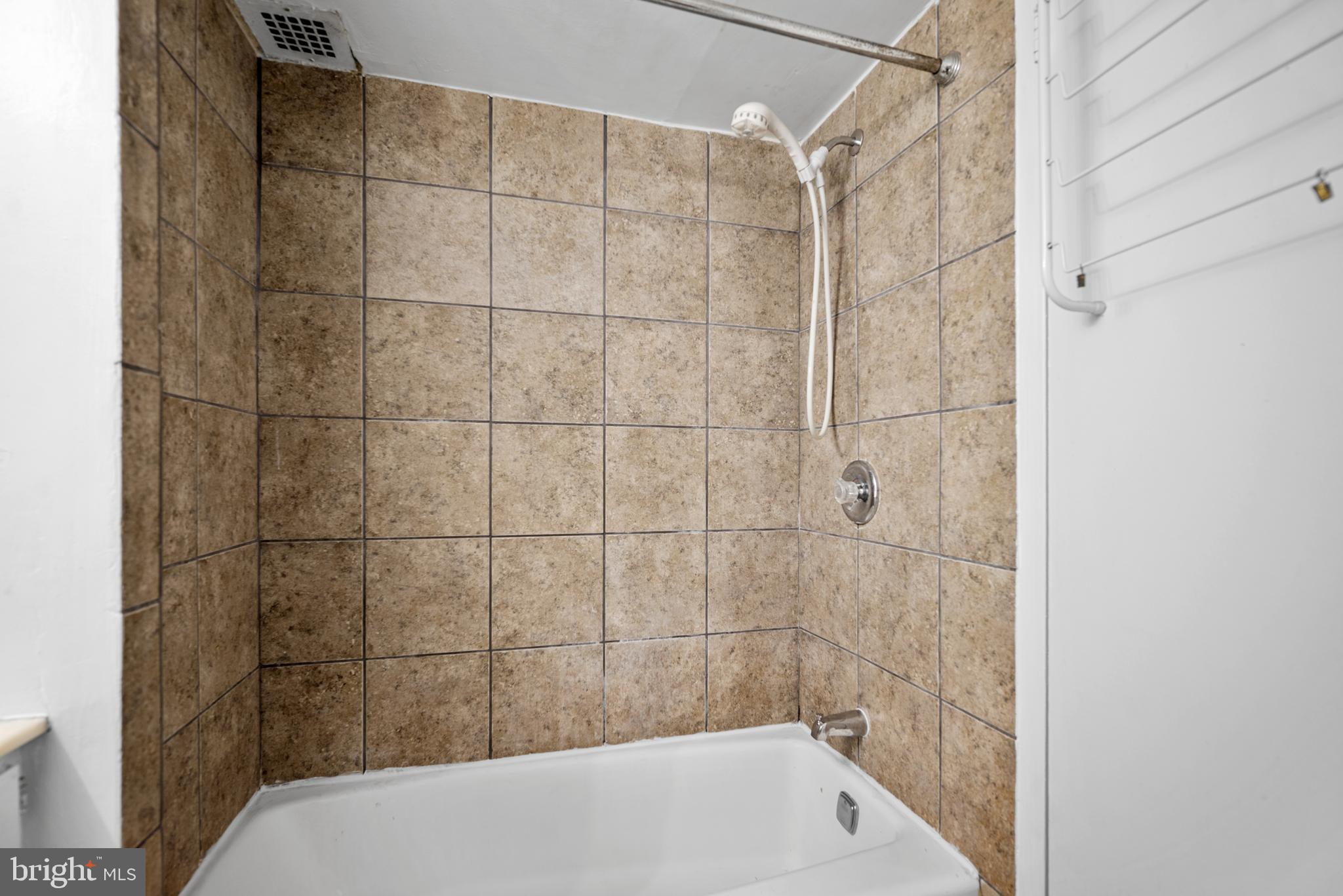 HUNTINGTON CLUB - Residential Lease